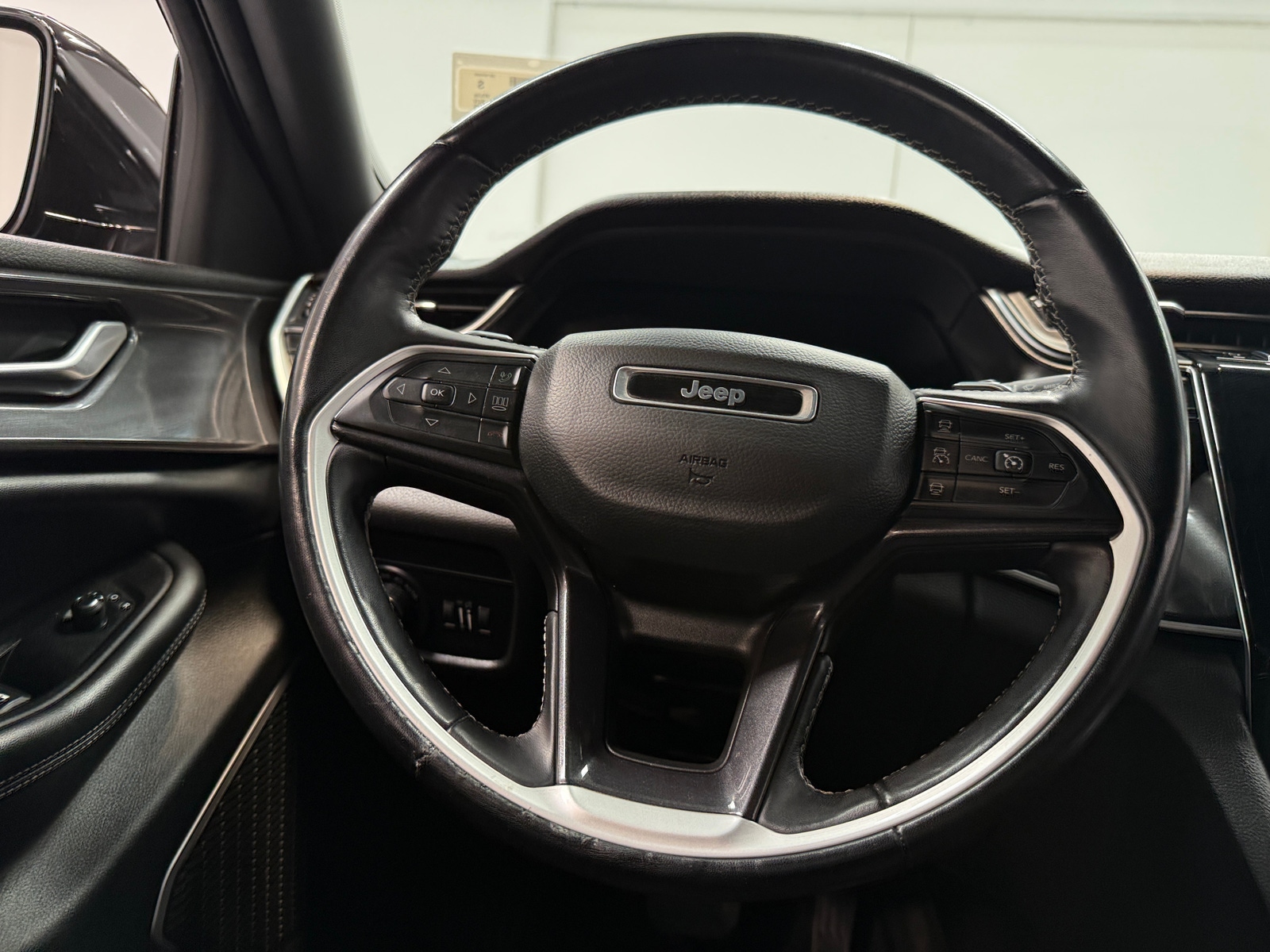 Thumbnail: 2022 Jeep Grand Cherokee L - 4