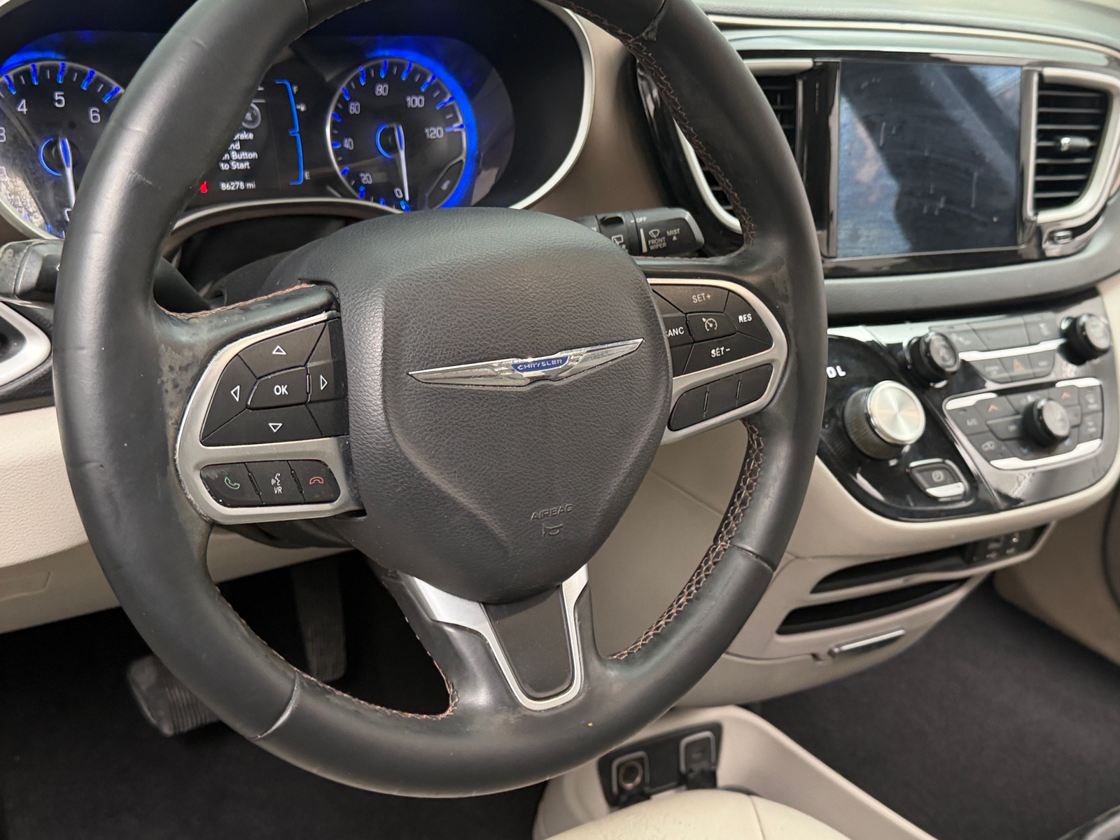 Thumbnail: 2017 Chrysler Pacifica - 4