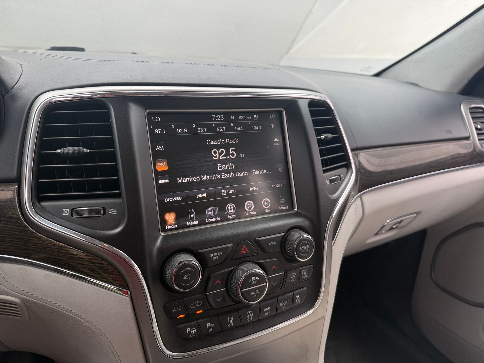 Thumbnail: 2017 Jeep Grand Cherokee - 3
