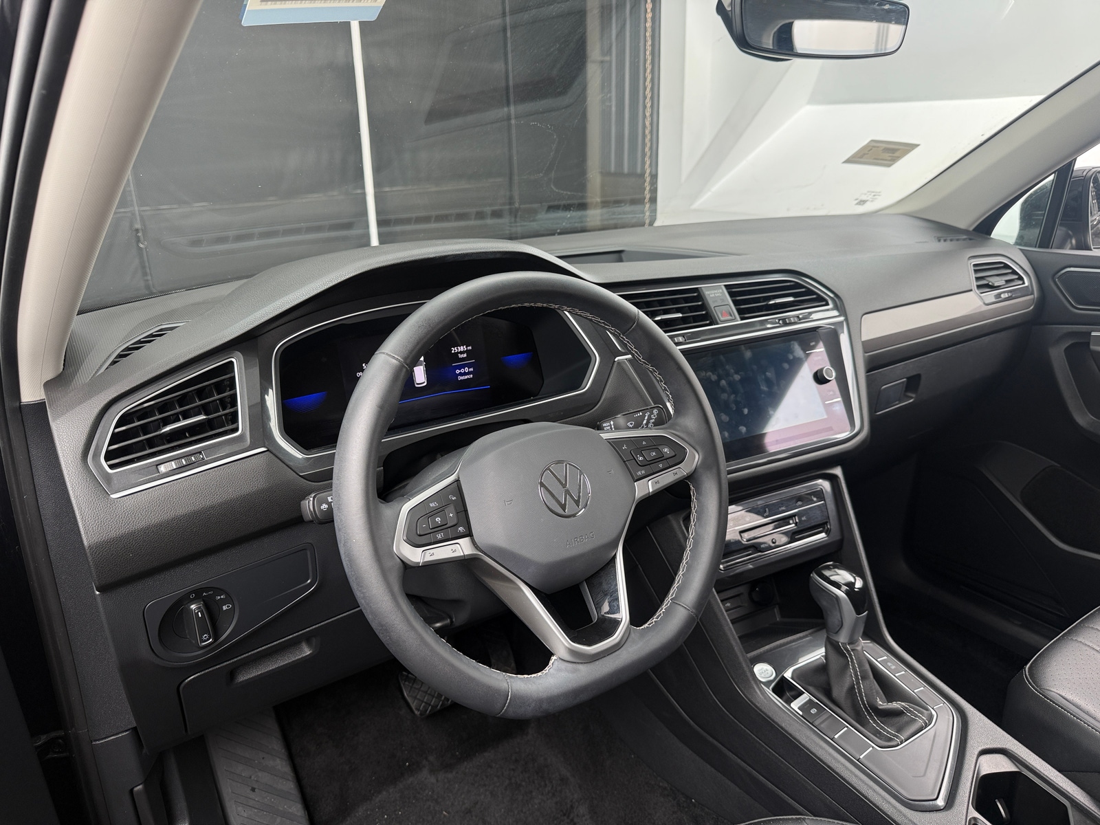 Thumbnail: 2023 Volkswagen Tiguan - 3