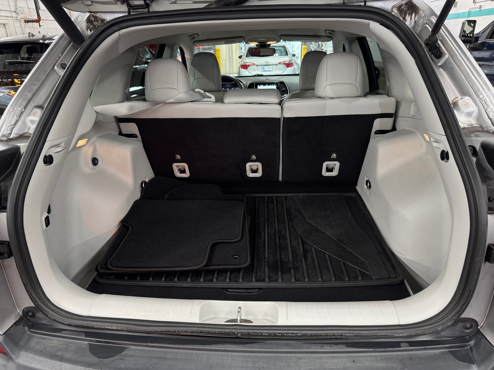 Thumbnail: 2019 Jeep Cherokee - 6