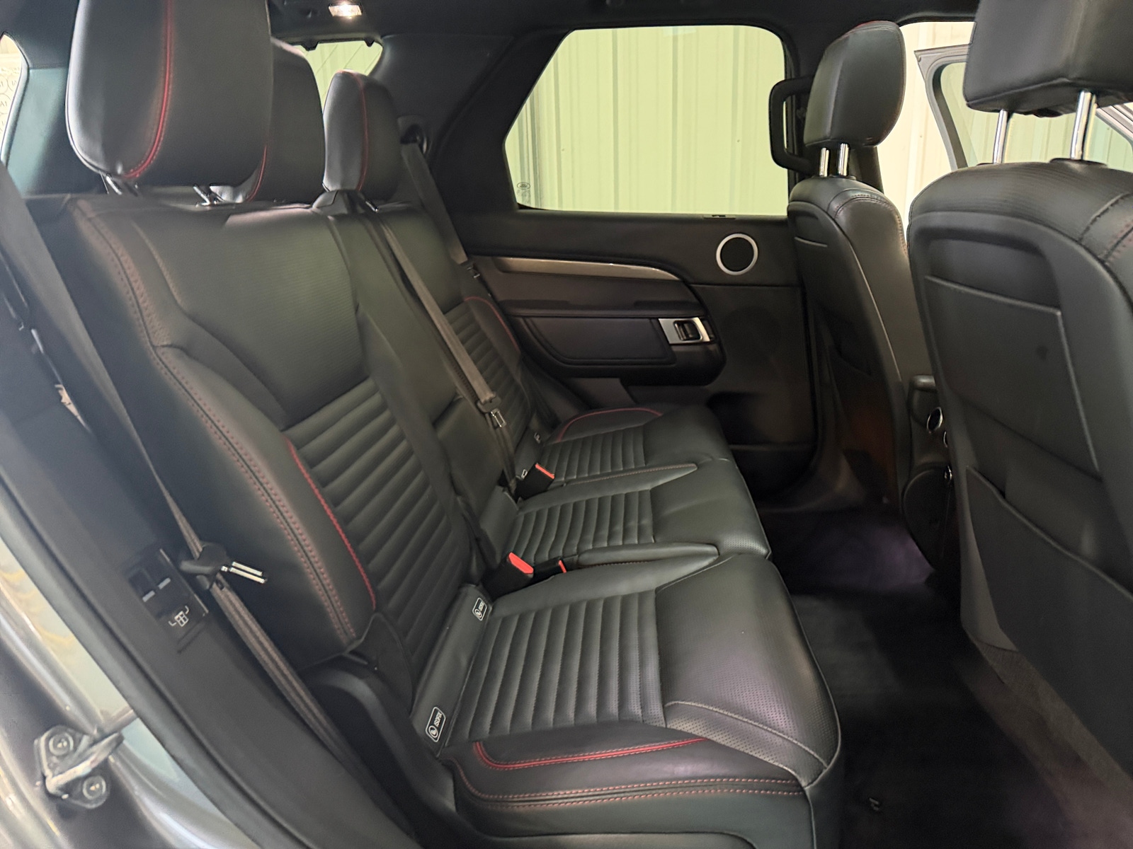 Thumbnail: 2018 Land Rover Discovery - 5