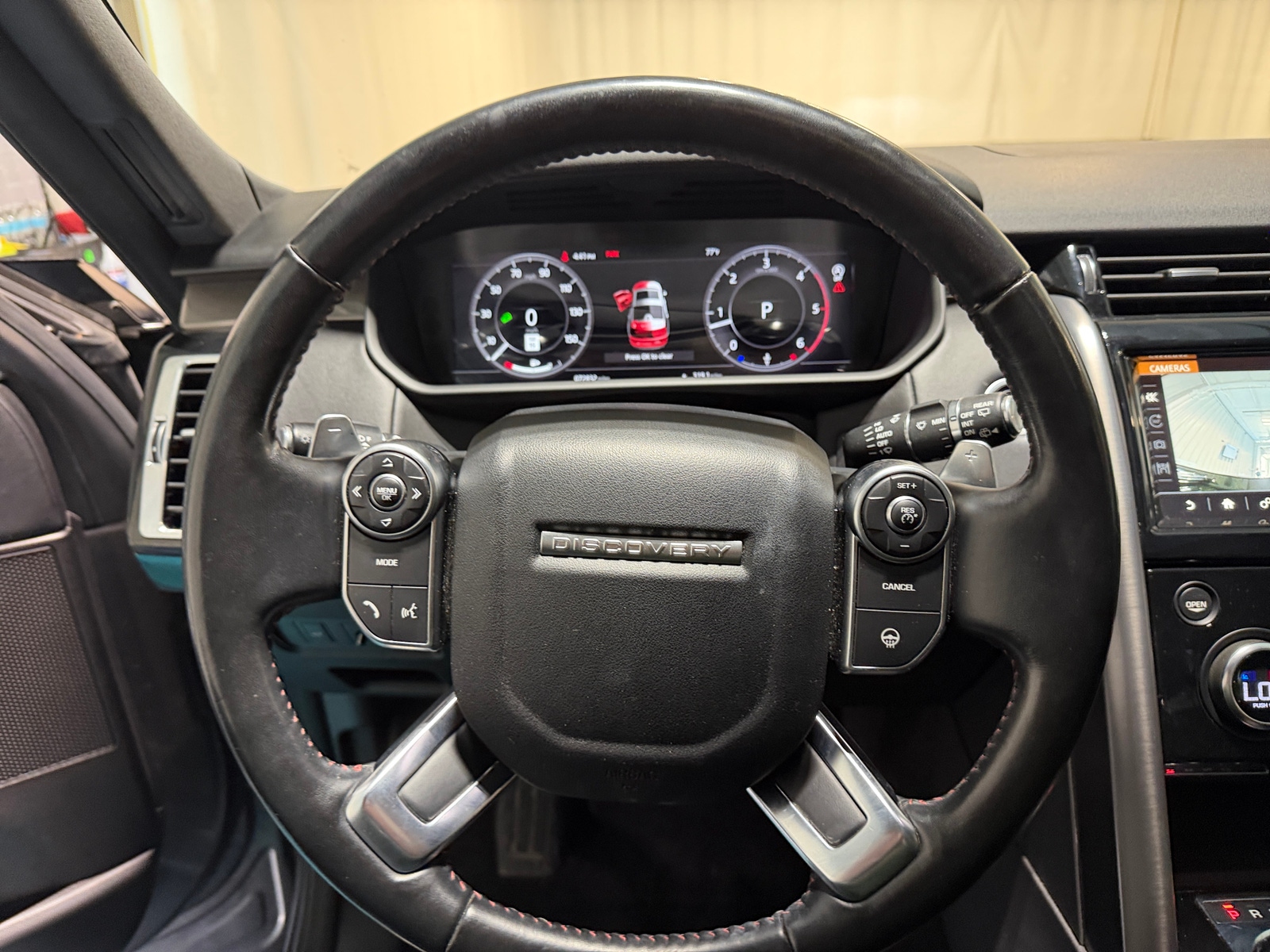 Thumbnail: 2018 Land Rover Discovery - 4