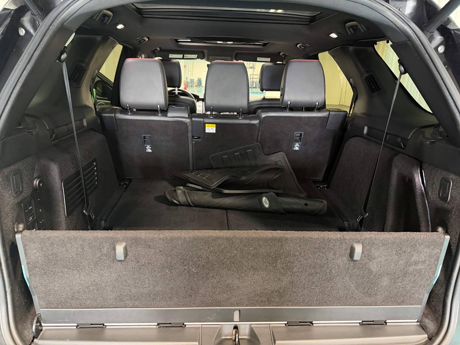 Thumbnail: 2018 Land Rover Discovery - 6