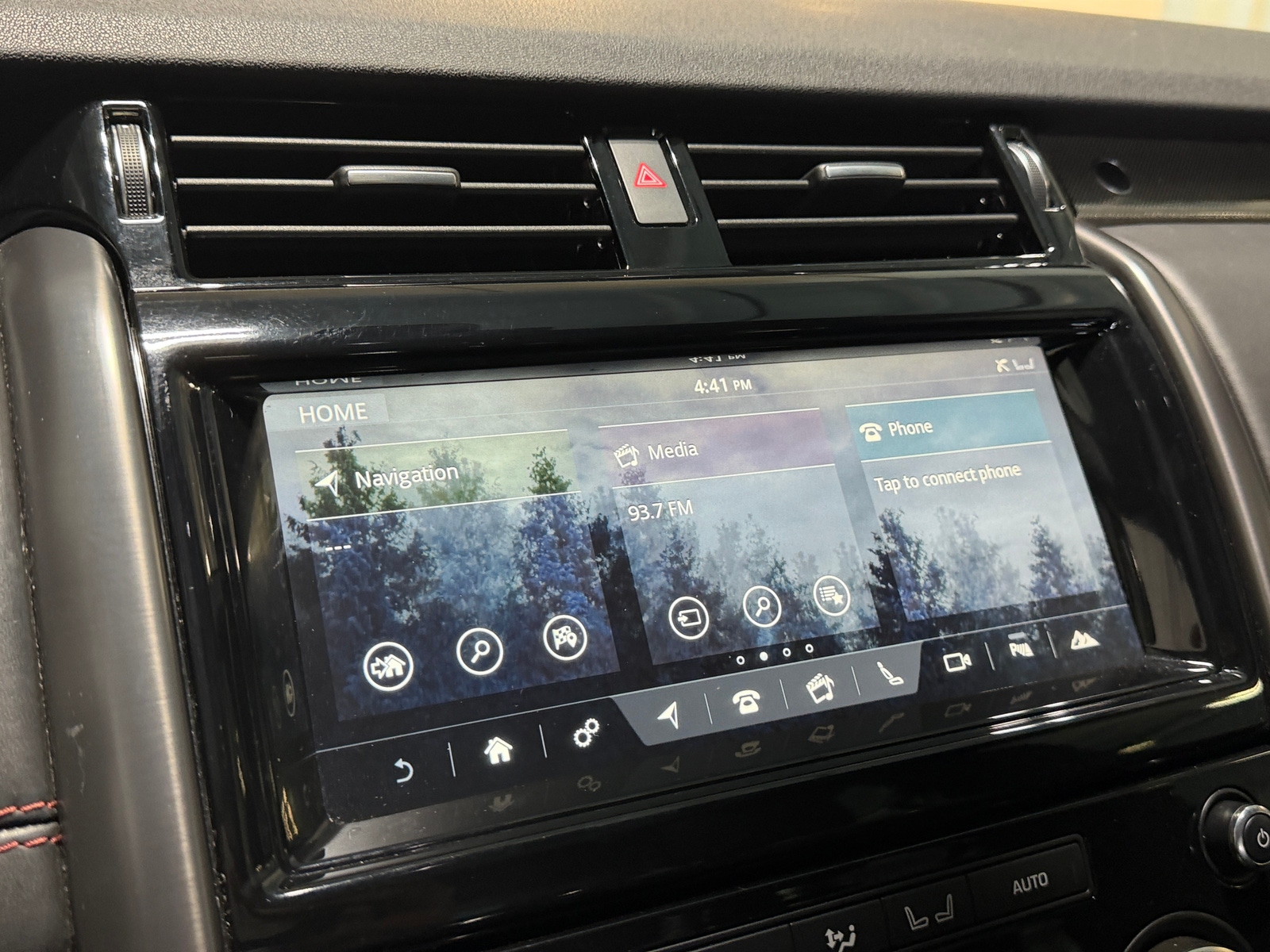 Thumbnail: 2018 Land Rover Discovery - 3