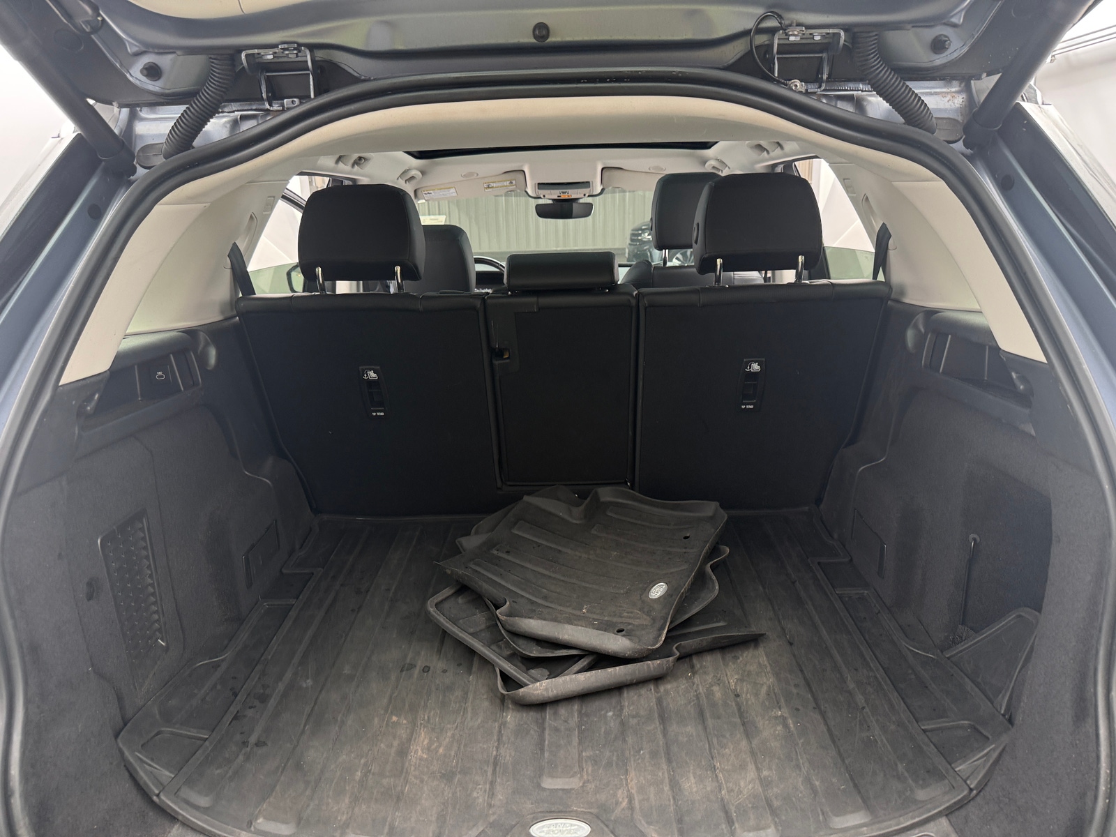Thumbnail: 2023 Land Rover Discovery Sport - 6