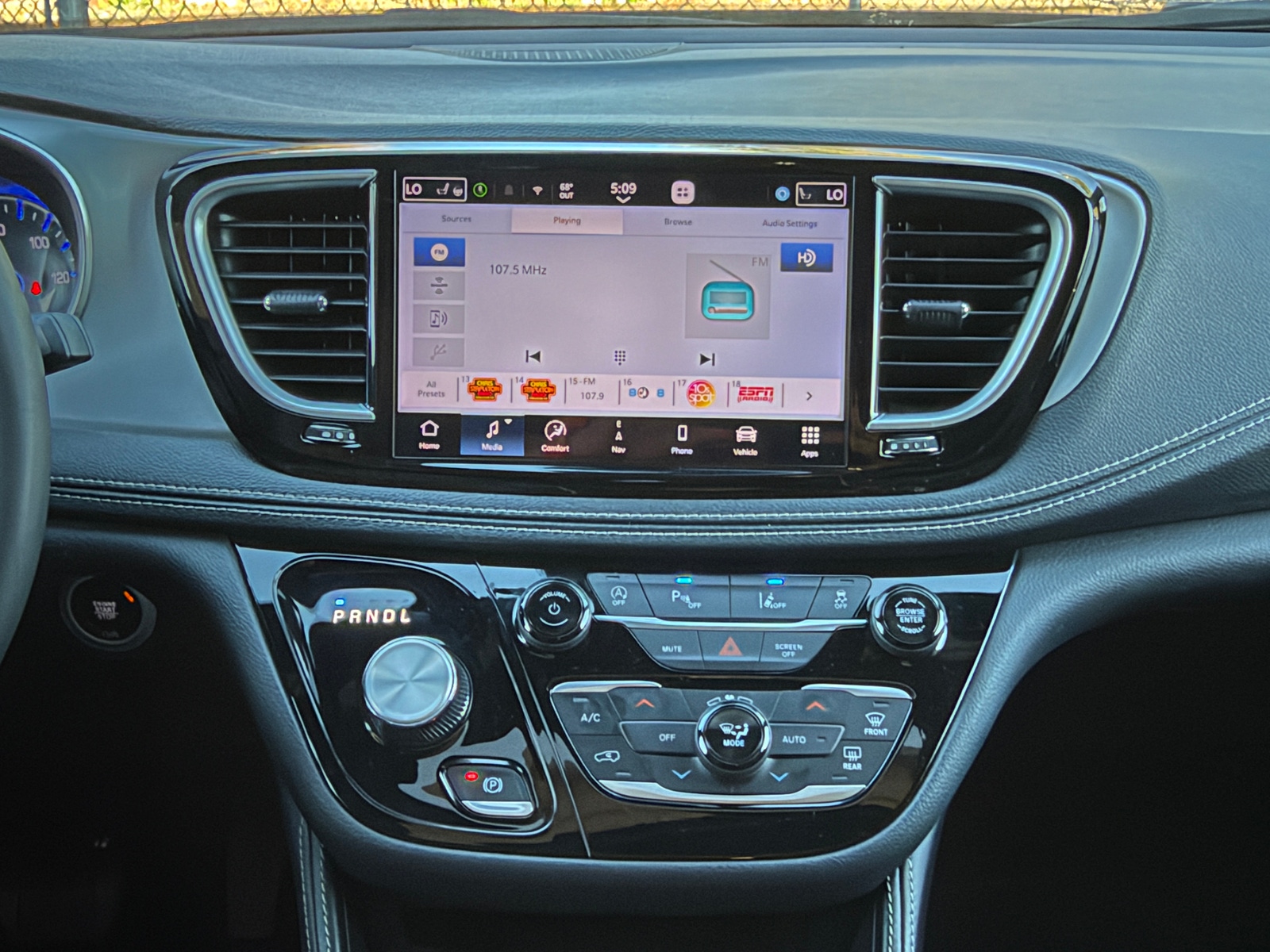 Thumbnail: 2025 Chrysler Pacifica - 4