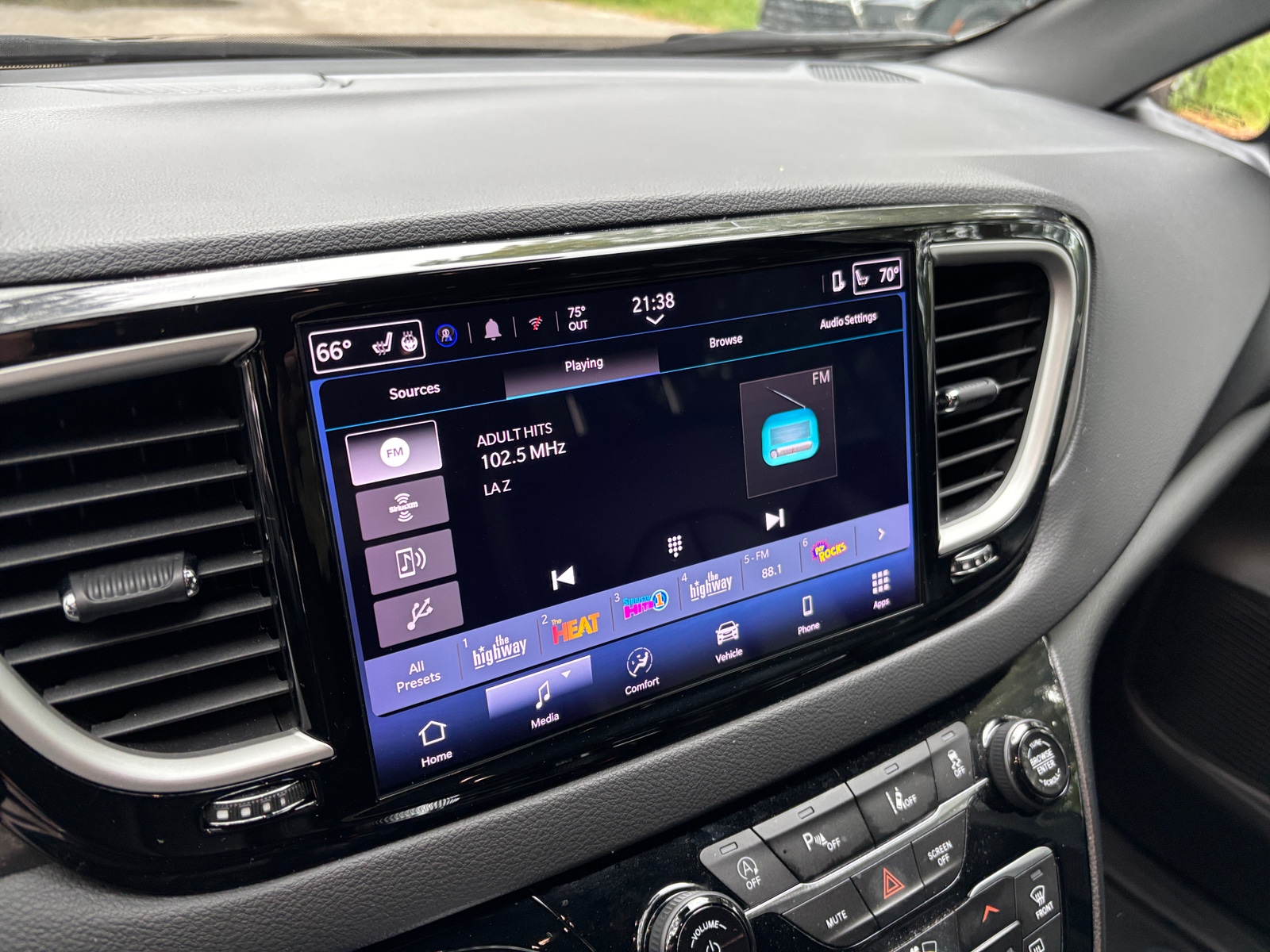 Thumbnail: 2025 Chrysler Pacifica - 3