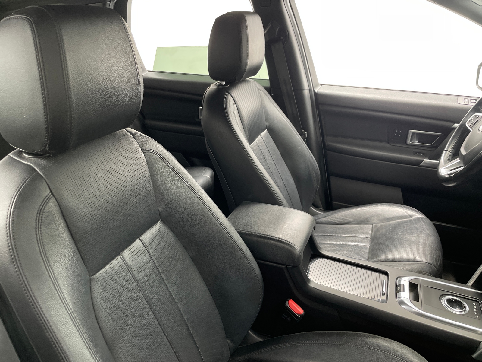 Thumbnail: 2017 Land Rover Discovery Sport - 2