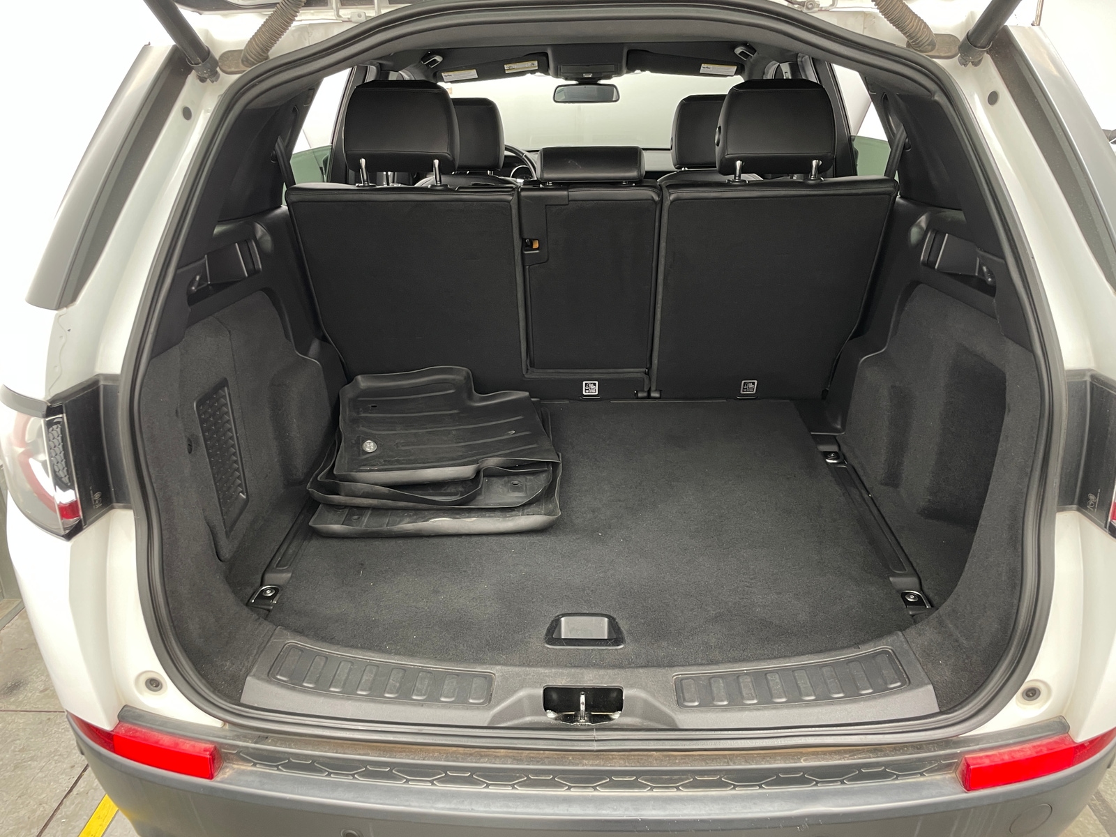 Thumbnail: 2017 Land Rover Discovery Sport - 7