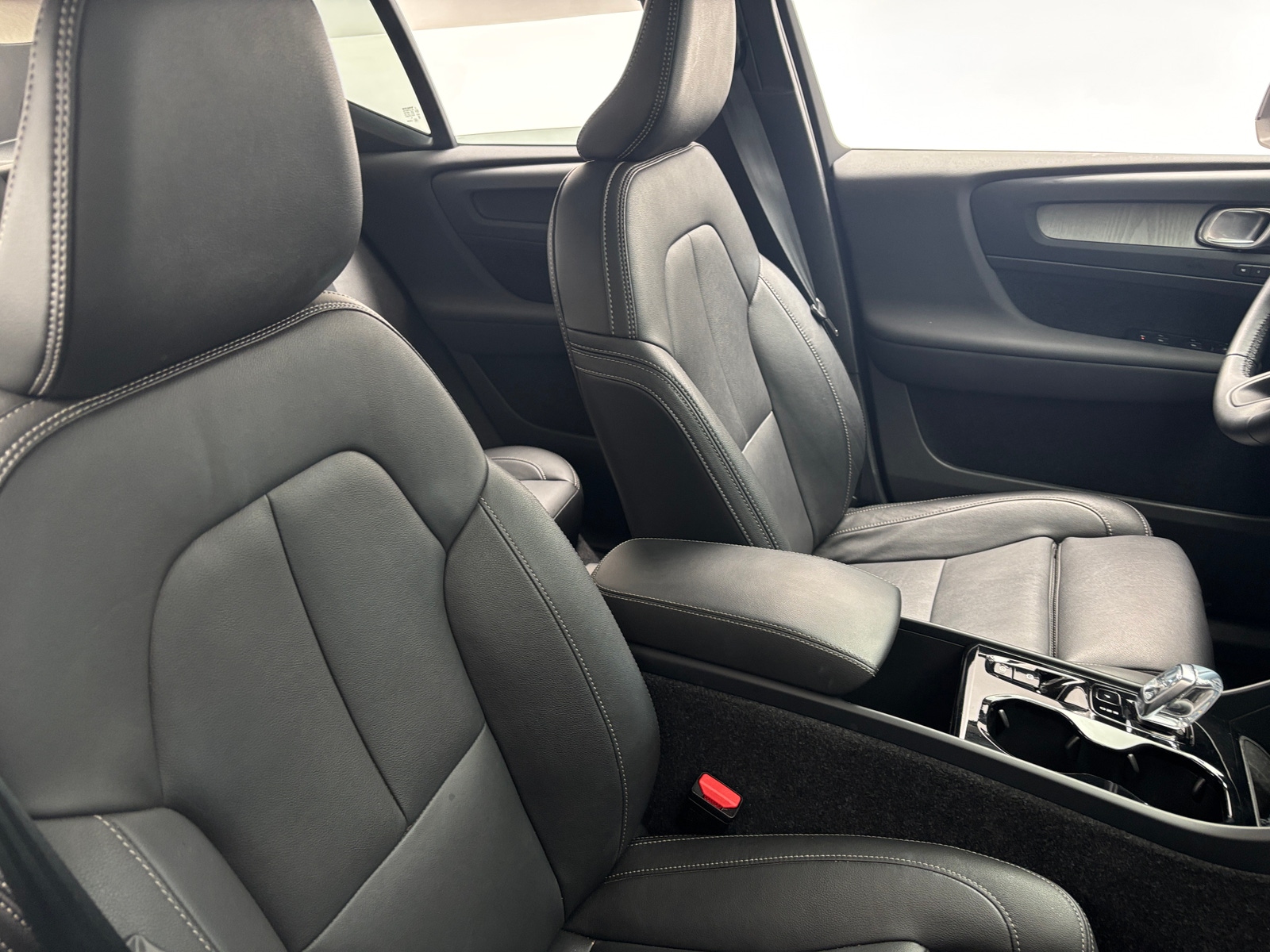 Thumbnail: 2026 Volvo XC40 - 2