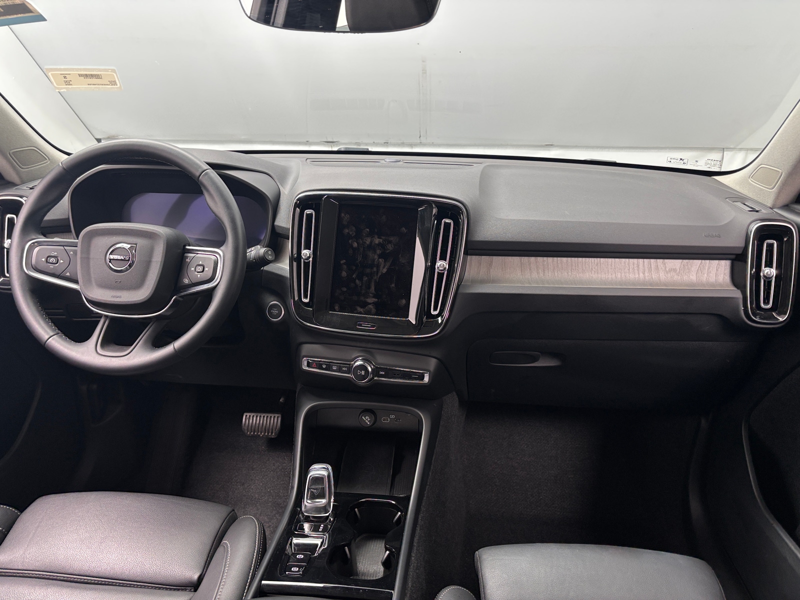 Thumbnail: 2026 Volvo XC40 - 3