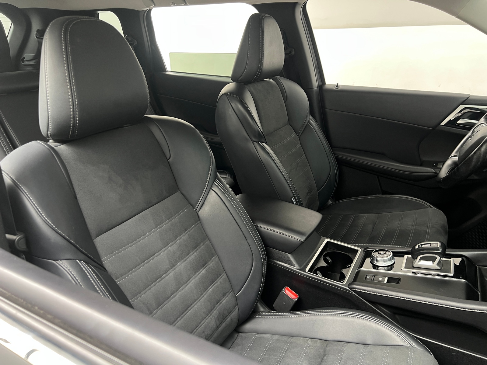 Thumbnail: 2024 Mitsubishi Outlander - 2