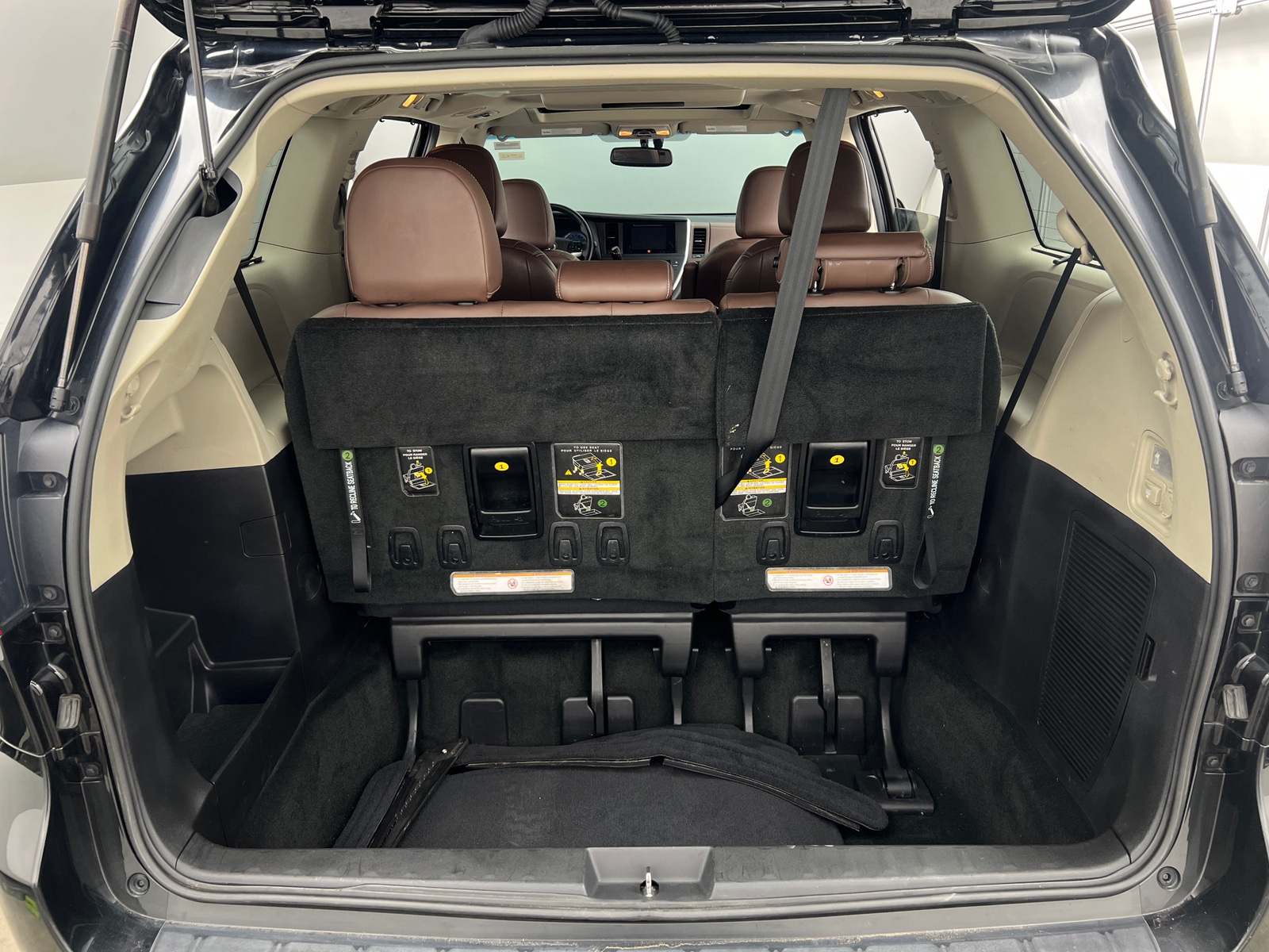 Thumbnail: 2015 Toyota Sienna - 6