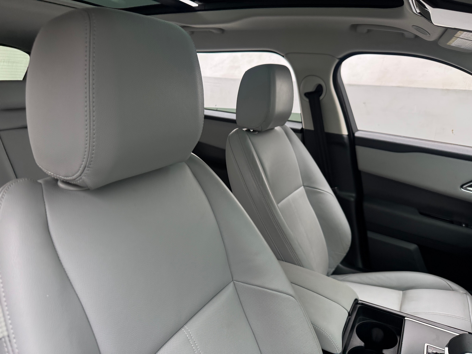 Thumbnail: 2025 Land Rover Range Rover Velar - 2