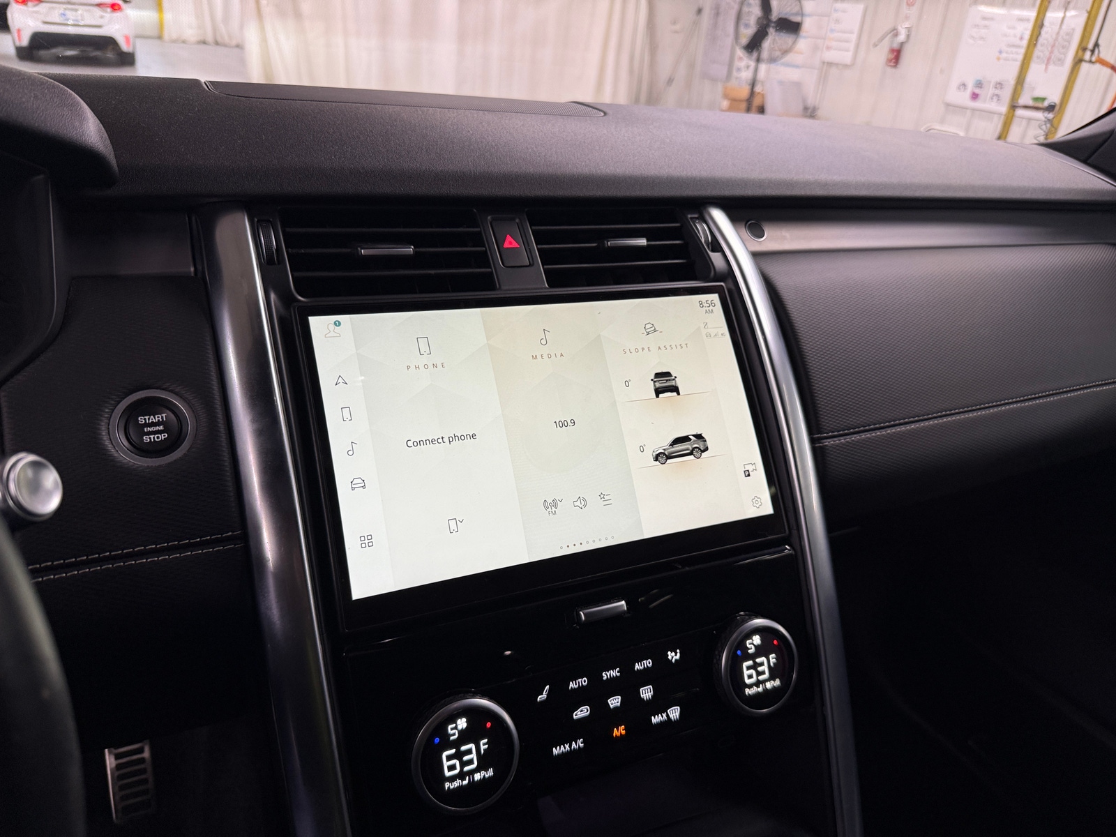 Thumbnail: 2021 Land Rover Discovery - 3