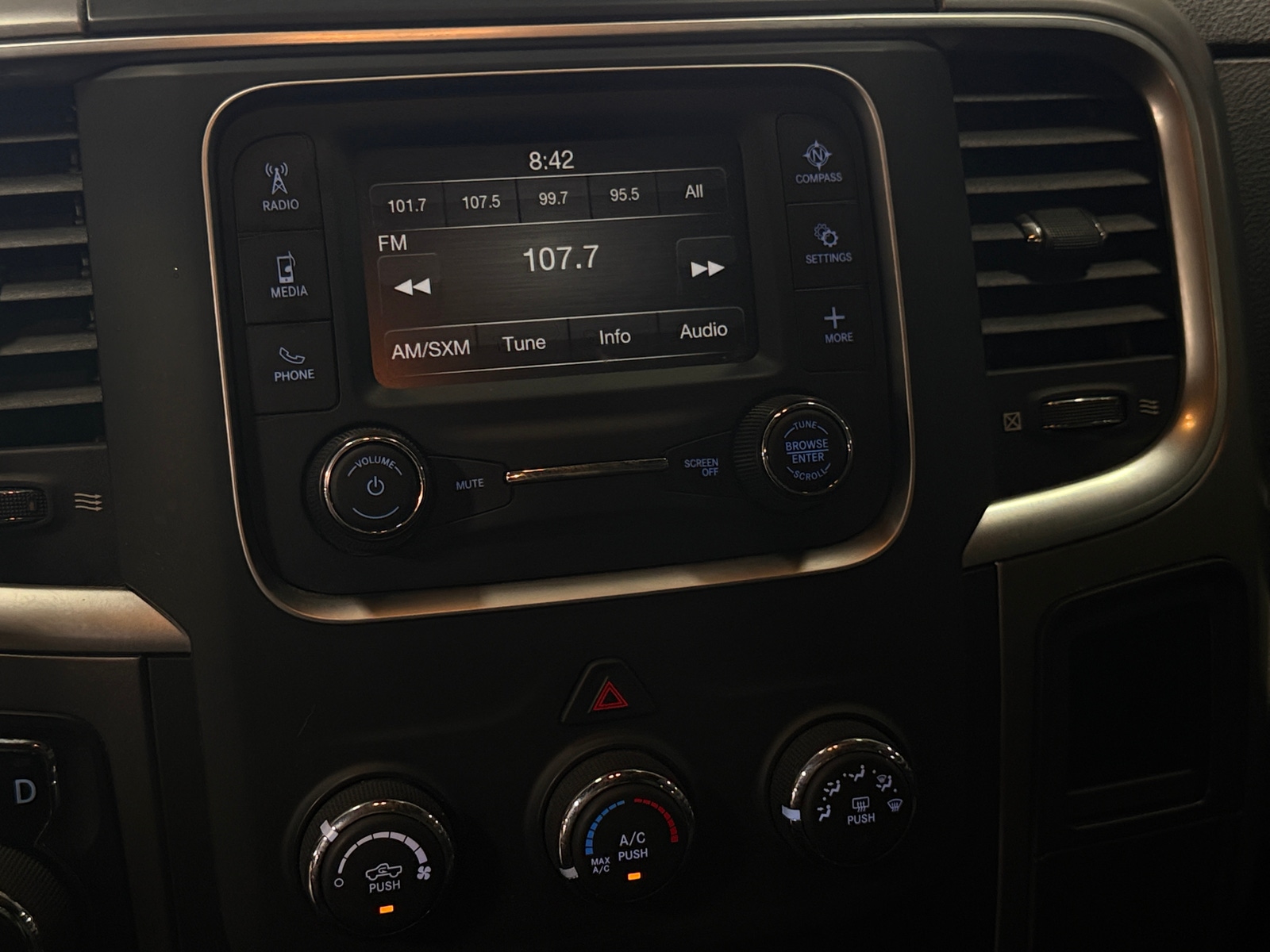 Thumbnail: 2022 RAM 1500 Classic - 4