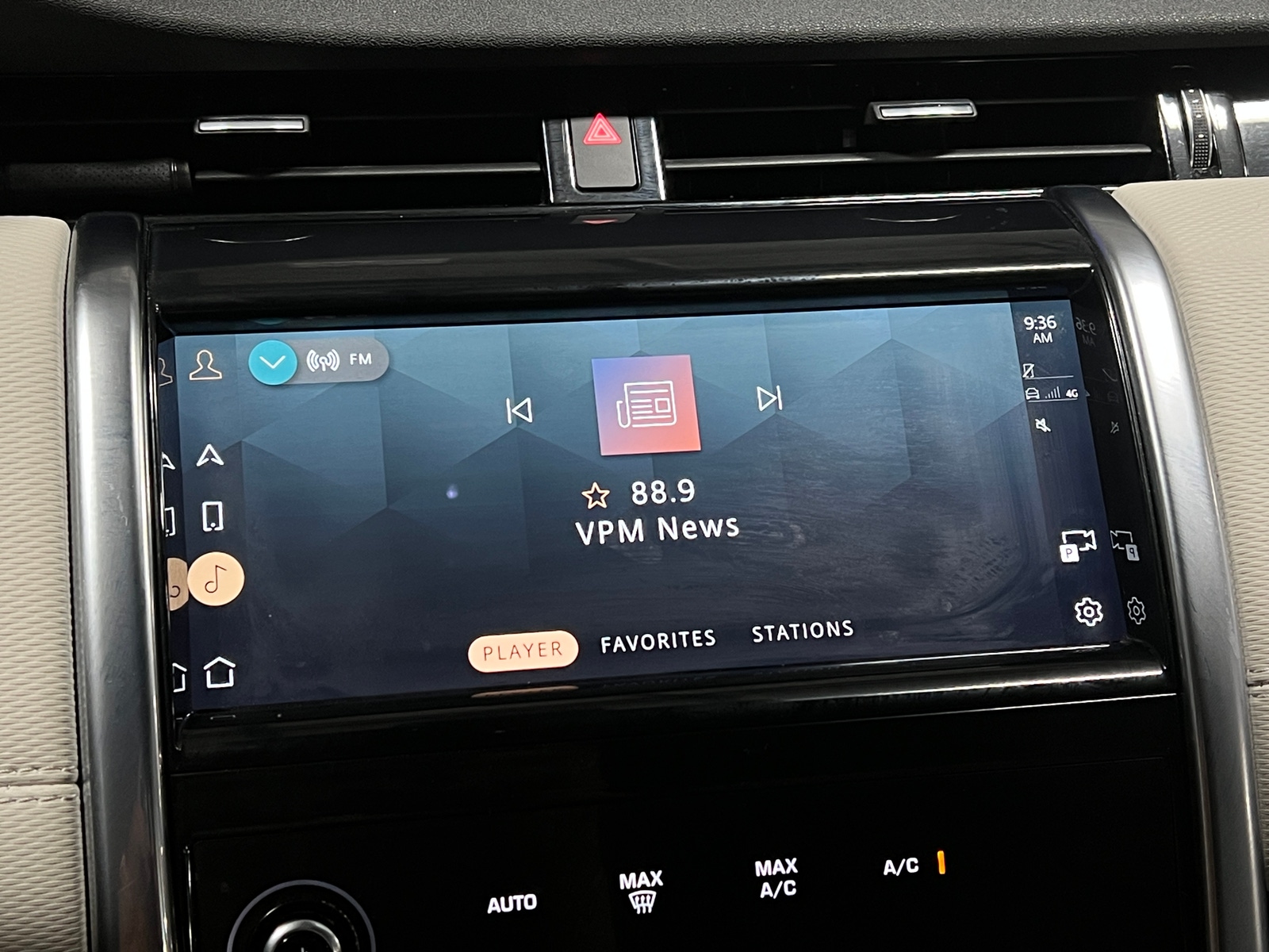 Thumbnail: 2021 Land Rover Discovery Sport - 3
