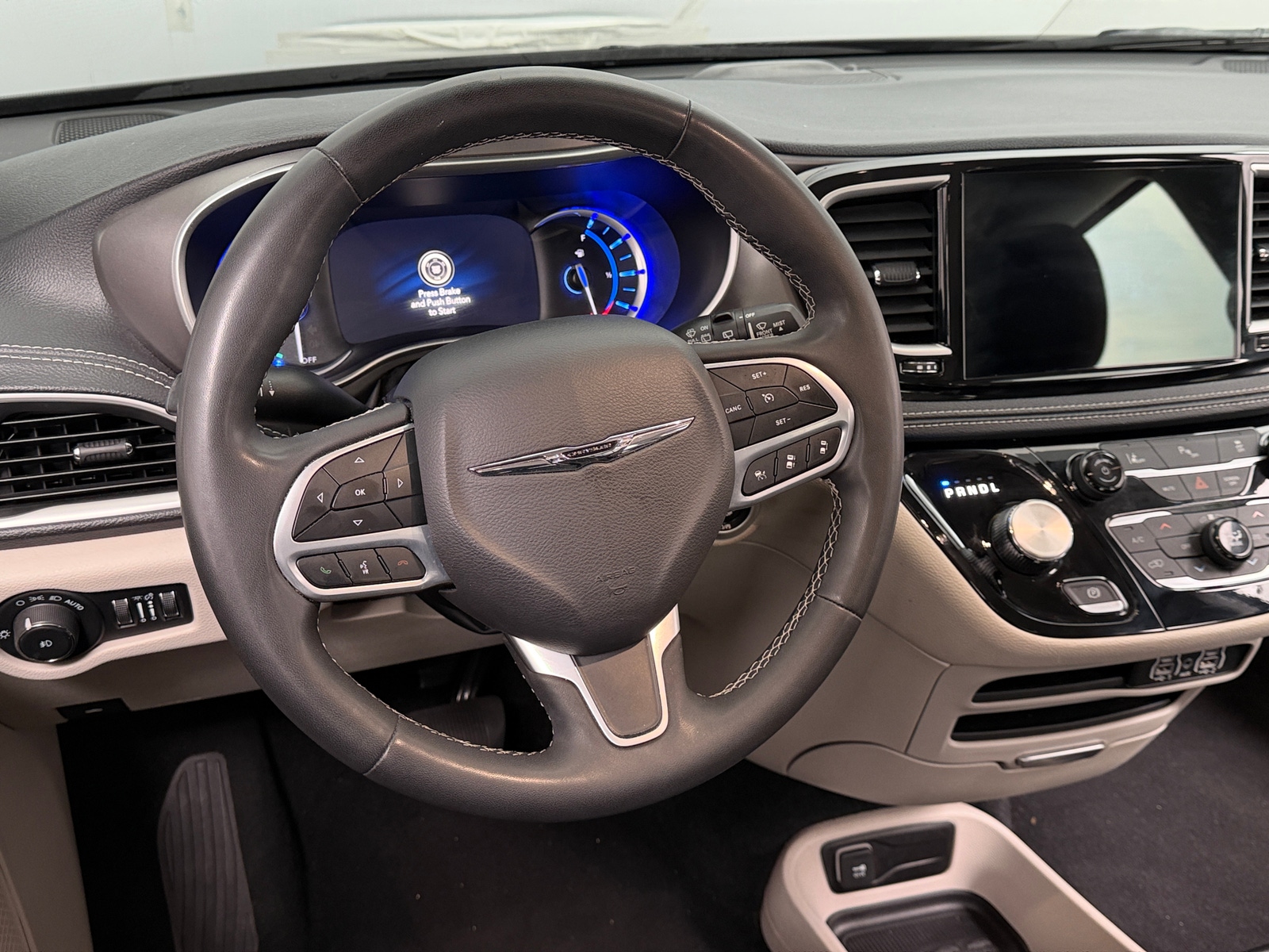 Thumbnail: 2023 Chrysler Pacifica - 4