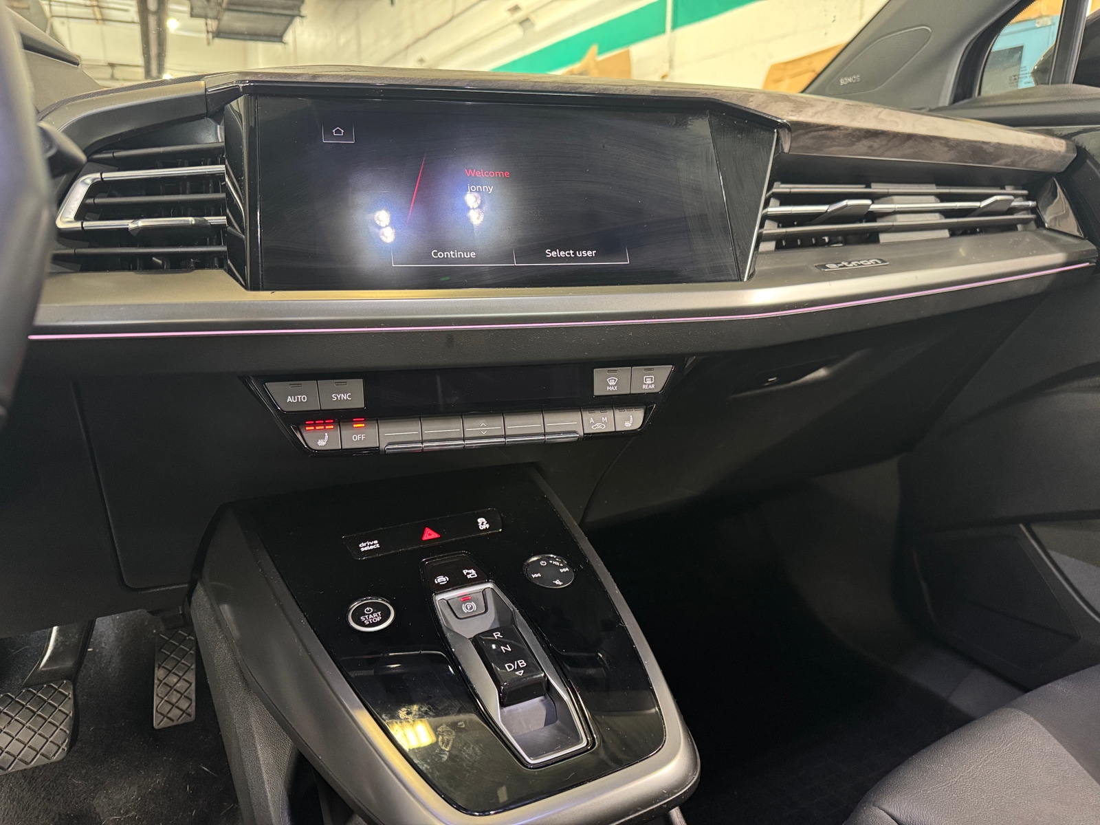 Thumbnail: 2022 Audi Q4 e-tron - 3