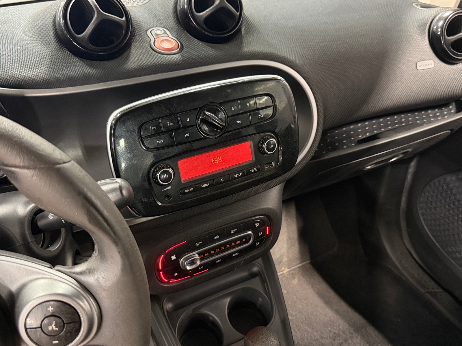 Thumbnail: 2016 smart fortwo - 4