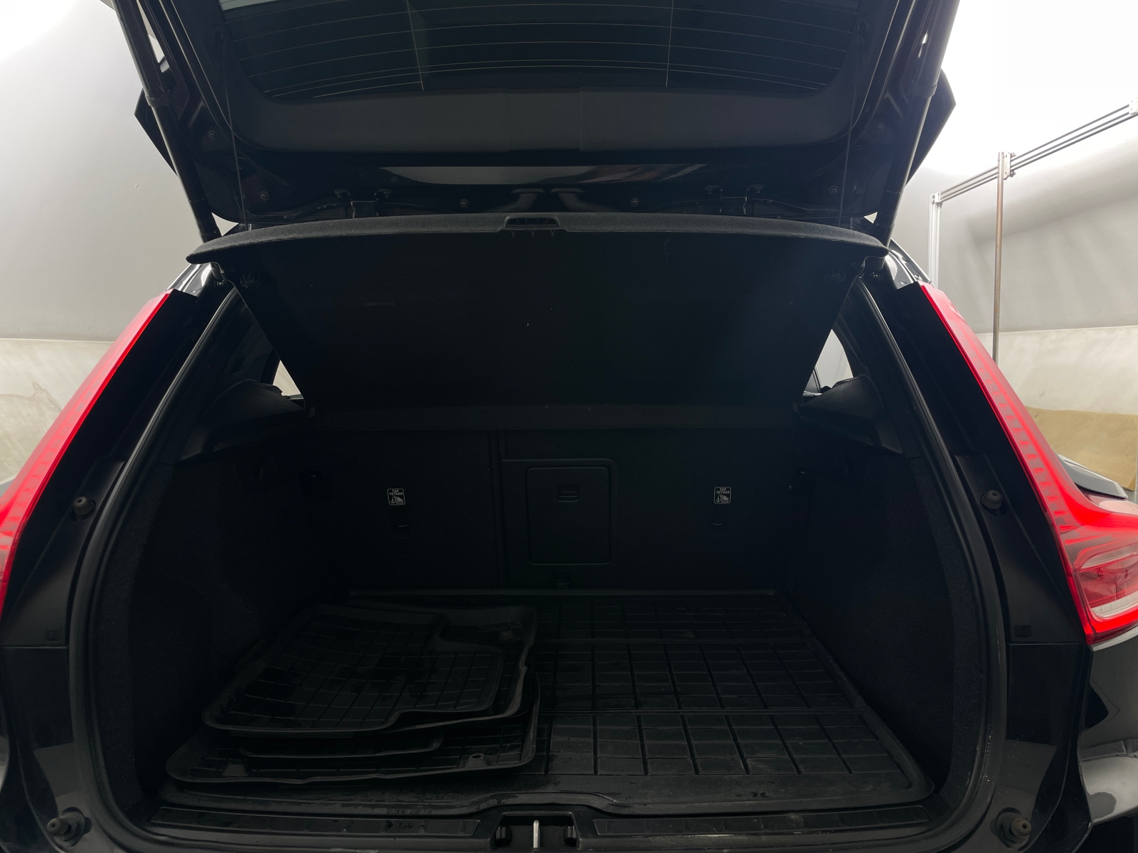 Thumbnail: 2022 Volvo XC40 - 6