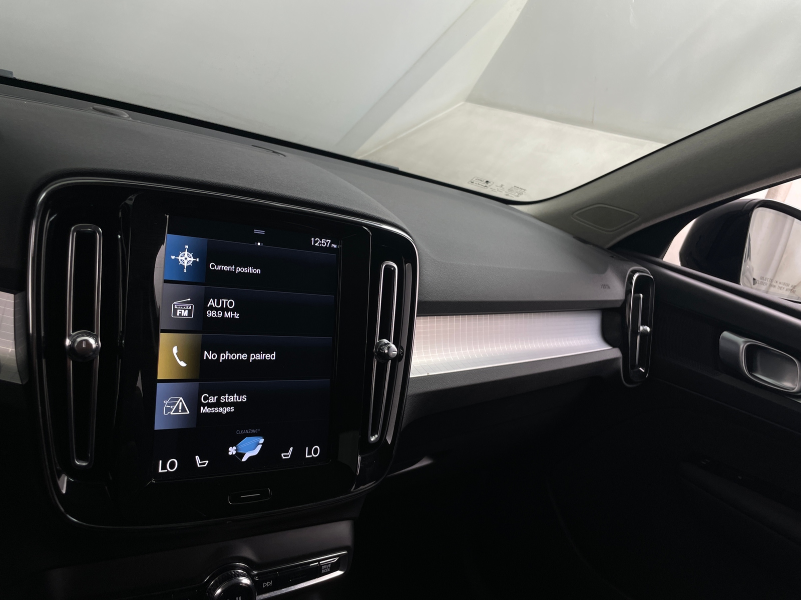 Thumbnail: 2022 Volvo XC40 - 3