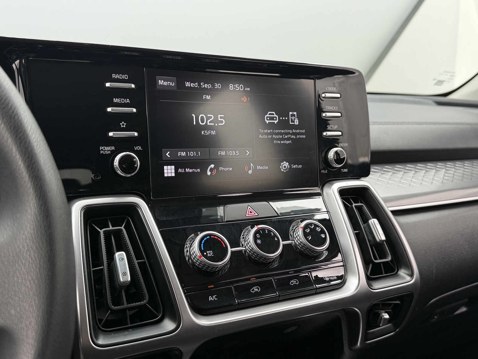 Thumbnail: 2023 Kia Sorento - 4