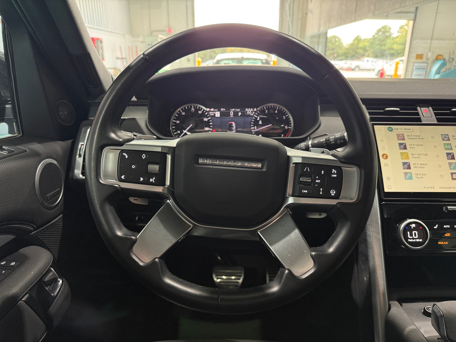 Thumbnail: 2023 Land Rover Discovery - 4