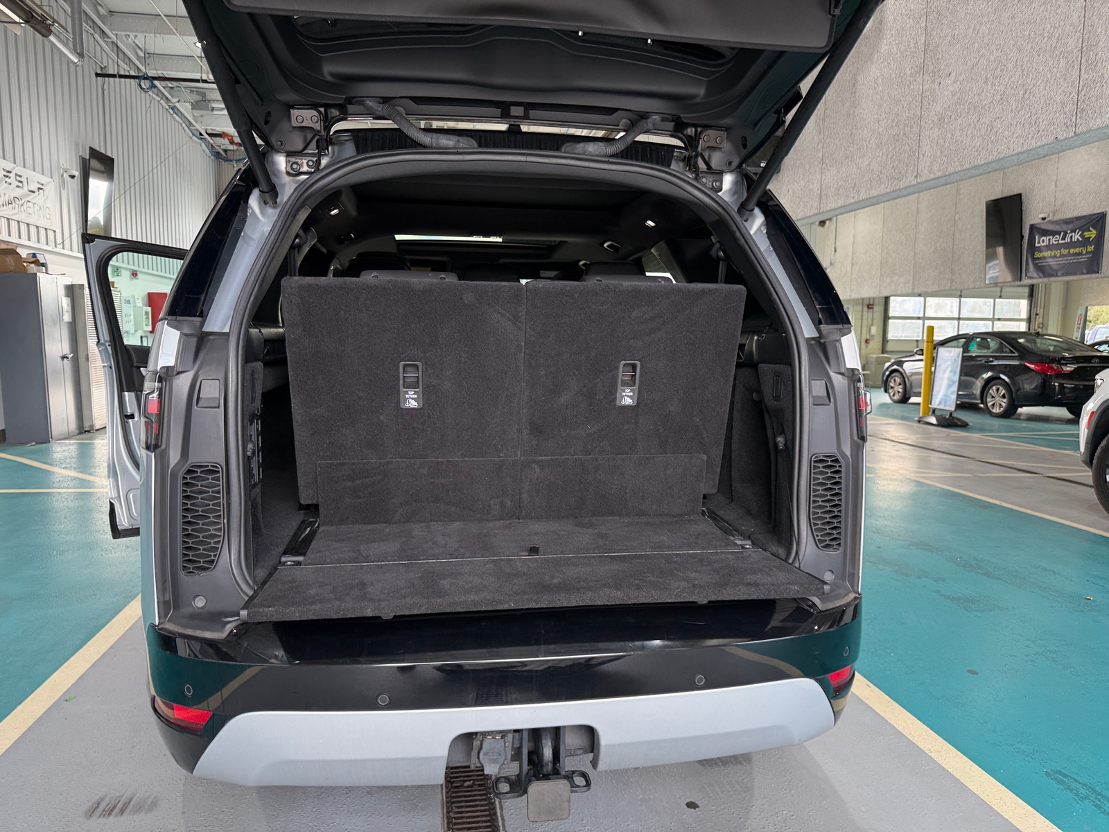 Thumbnail: 2023 Land Rover Discovery - 6