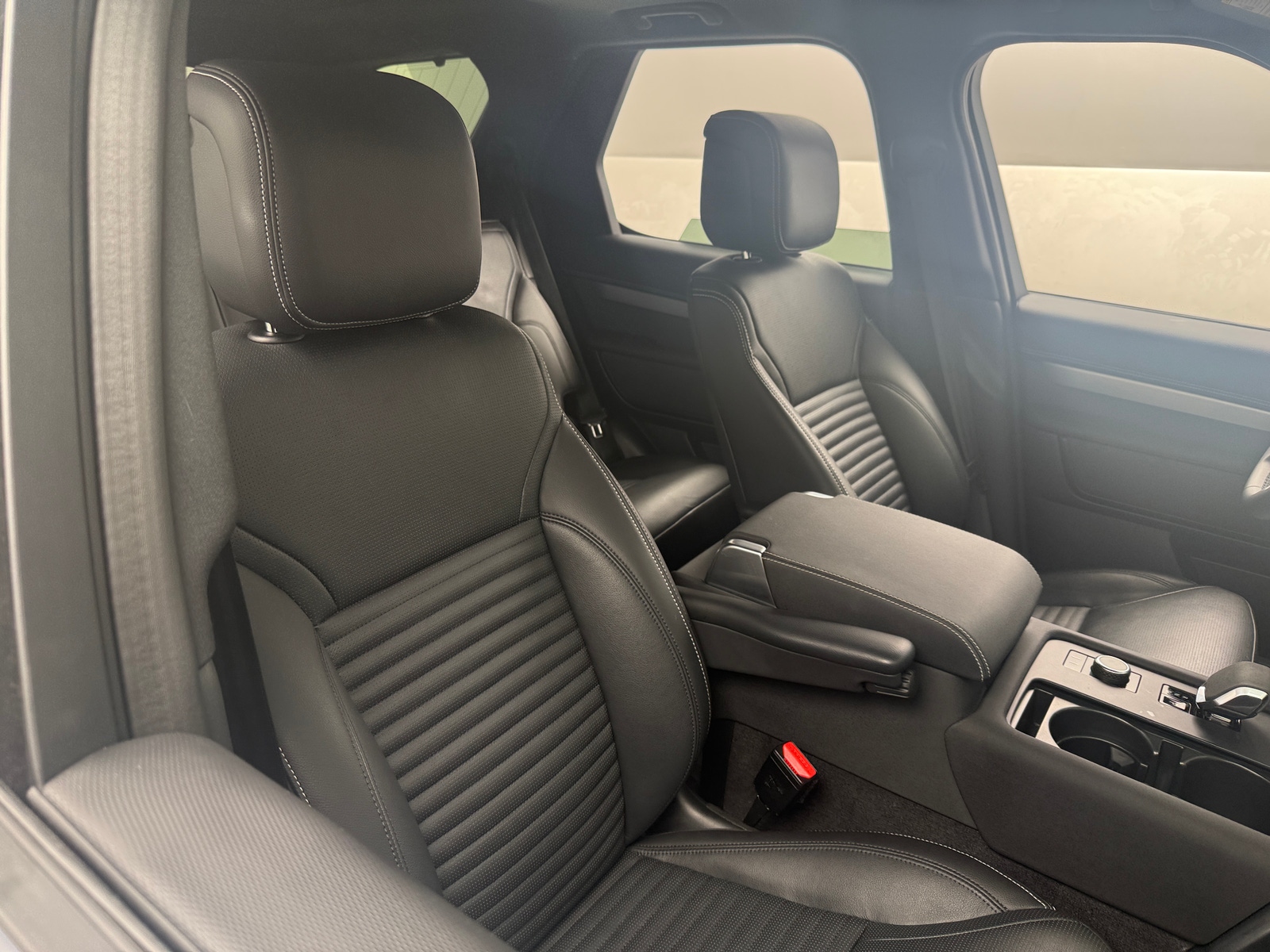 Thumbnail: 2024 Land Rover Discovery - 2