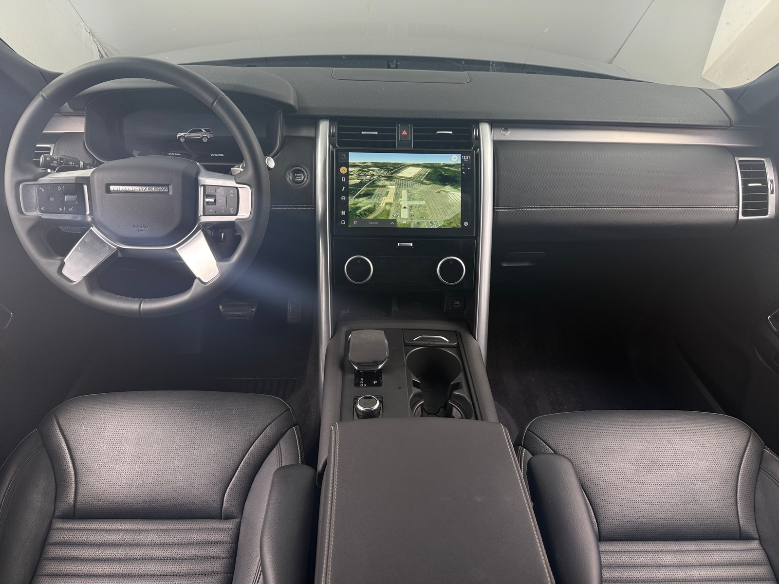 Thumbnail: 2024 Land Rover Discovery - 3