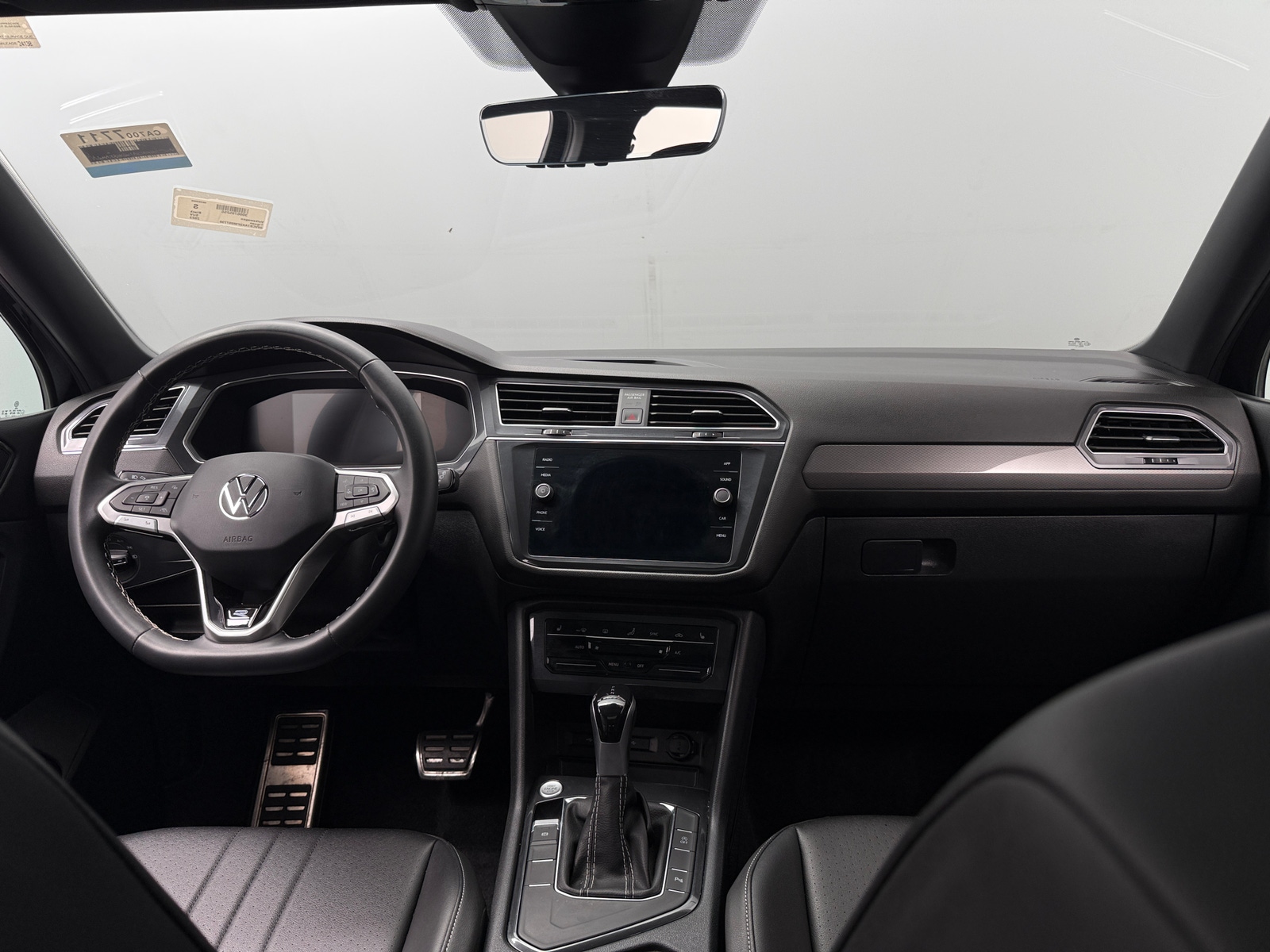 Thumbnail: 2023 Volkswagen Tiguan - 3