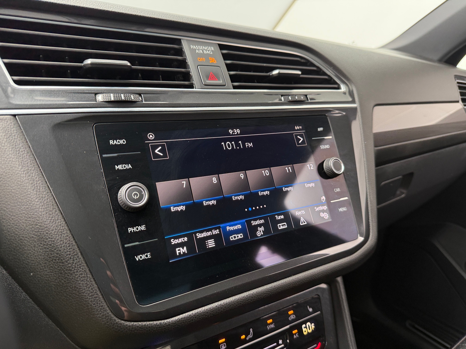 Thumbnail: 2023 Volkswagen Tiguan - 4