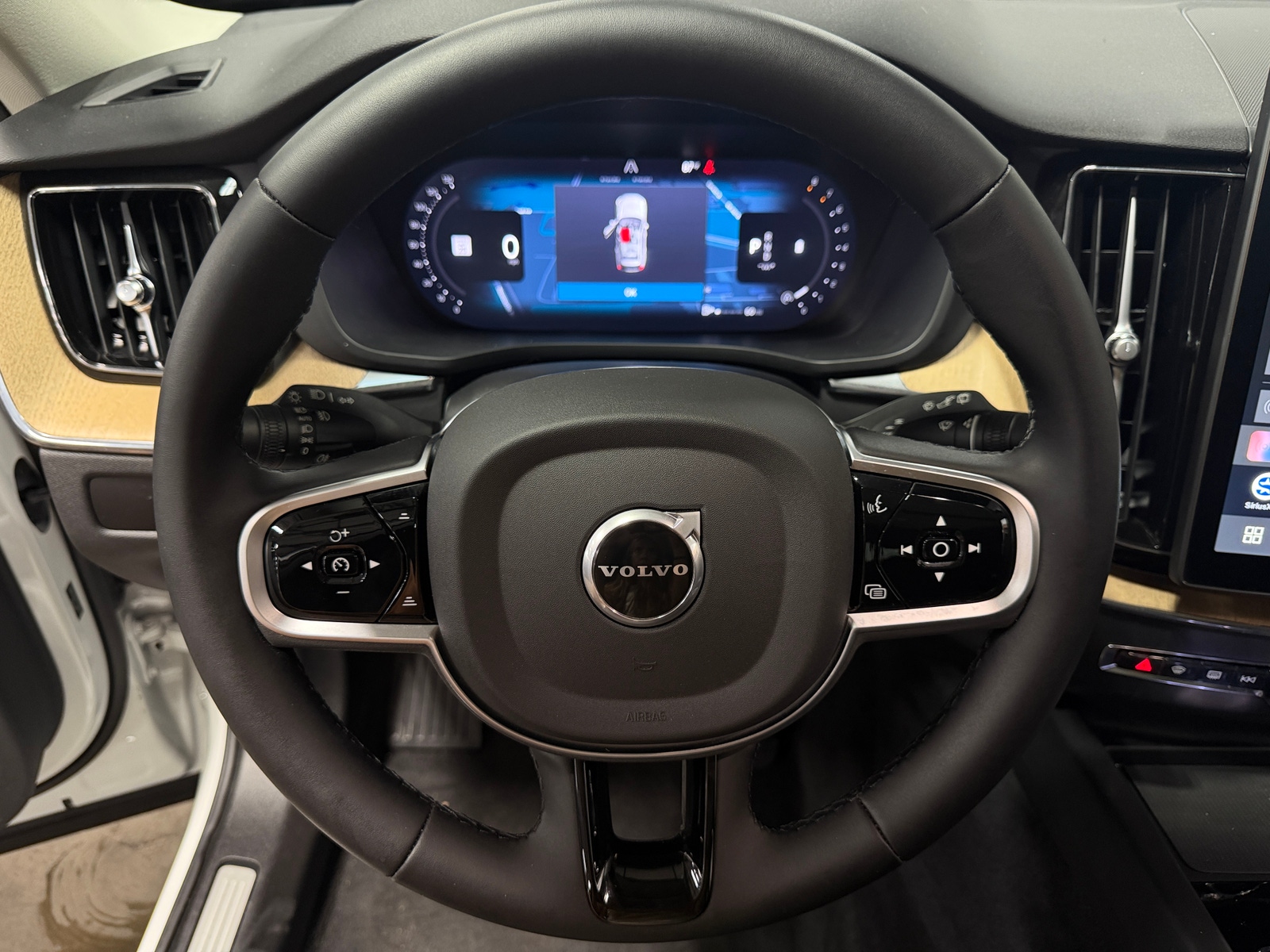 Thumbnail: 2026 Volvo XC60 - 4