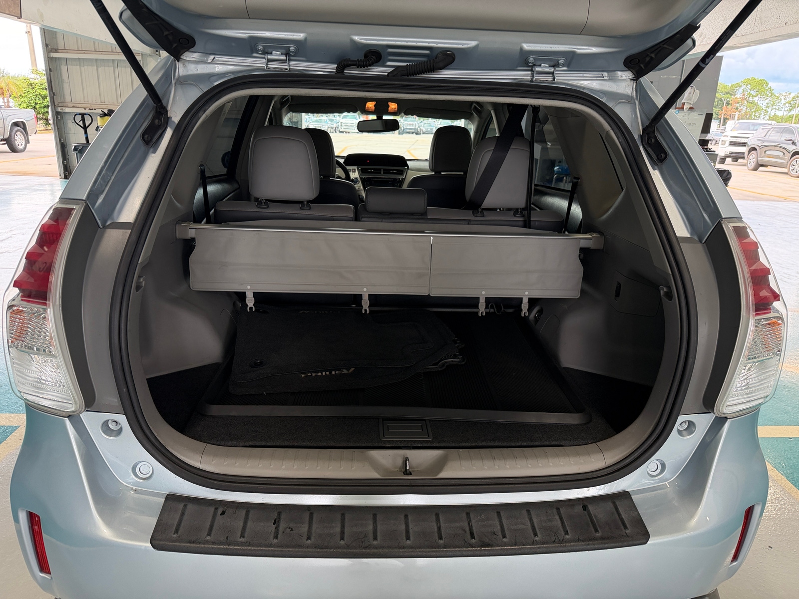 Thumbnail: 2015 Toyota Prius v - 6
