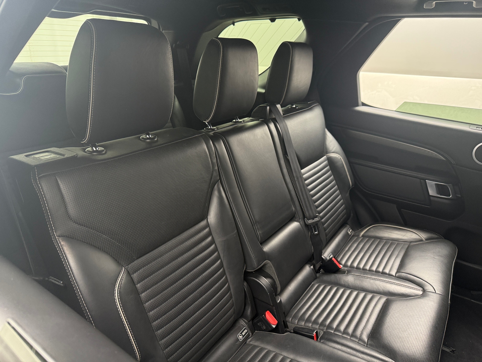 Thumbnail: 2018 Land Rover Discovery - 6