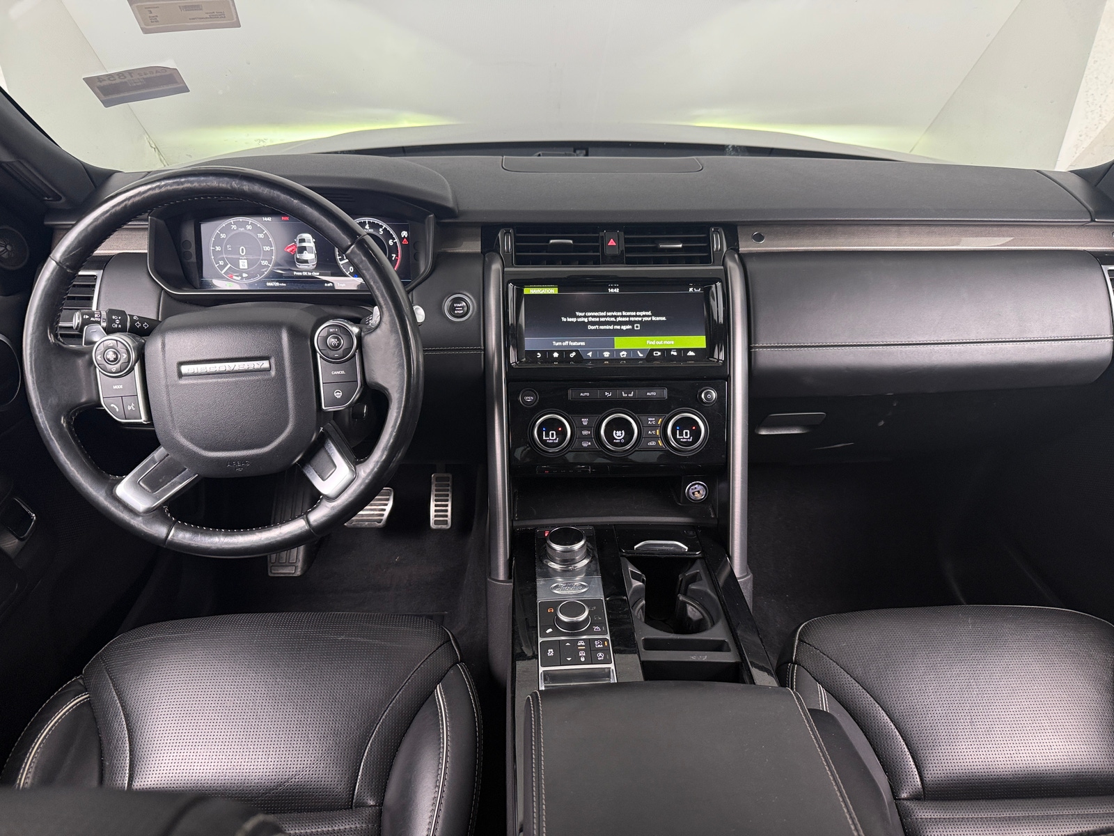 Thumbnail: 2018 Land Rover Discovery - 3