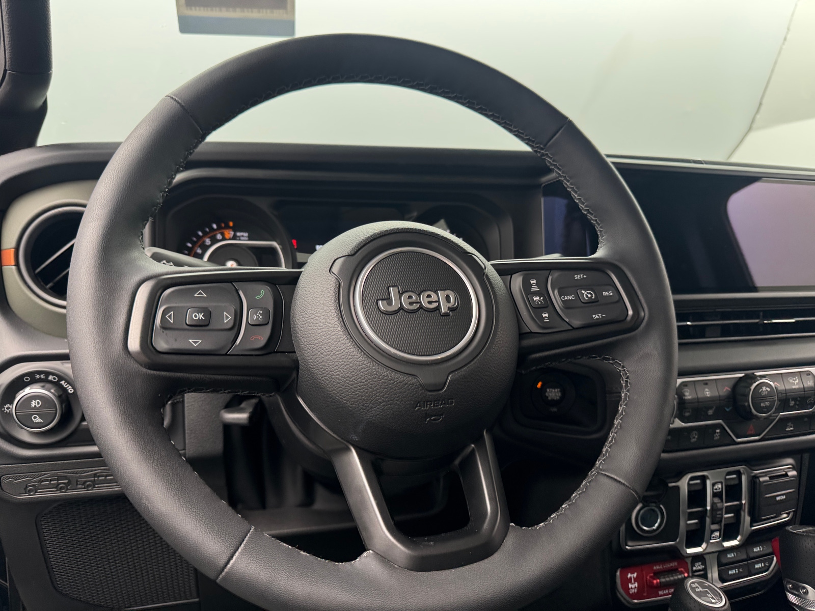 Thumbnail: 2025 Jeep Gladiator - 4