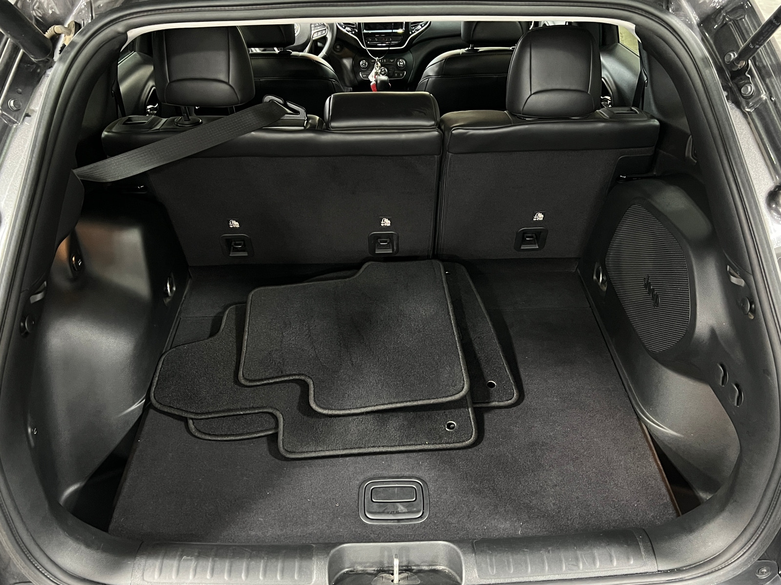 Thumbnail: 2019 Jeep Cherokee - 6