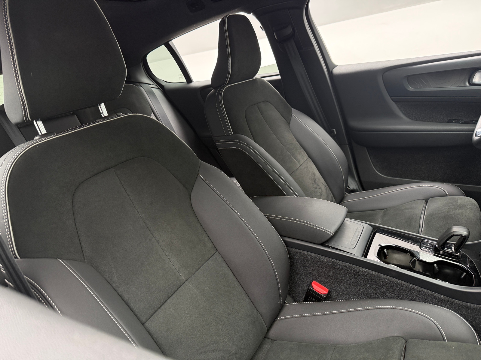 Thumbnail: 2022 Volvo C40 - 2