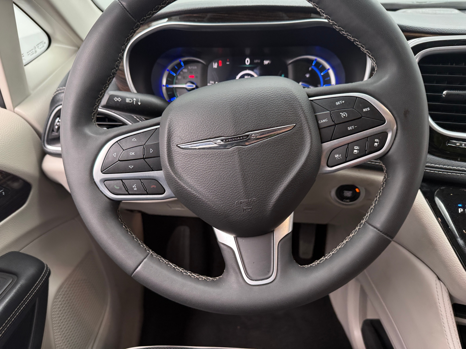 Thumbnail: 2023 Chrysler Pacifica - 4