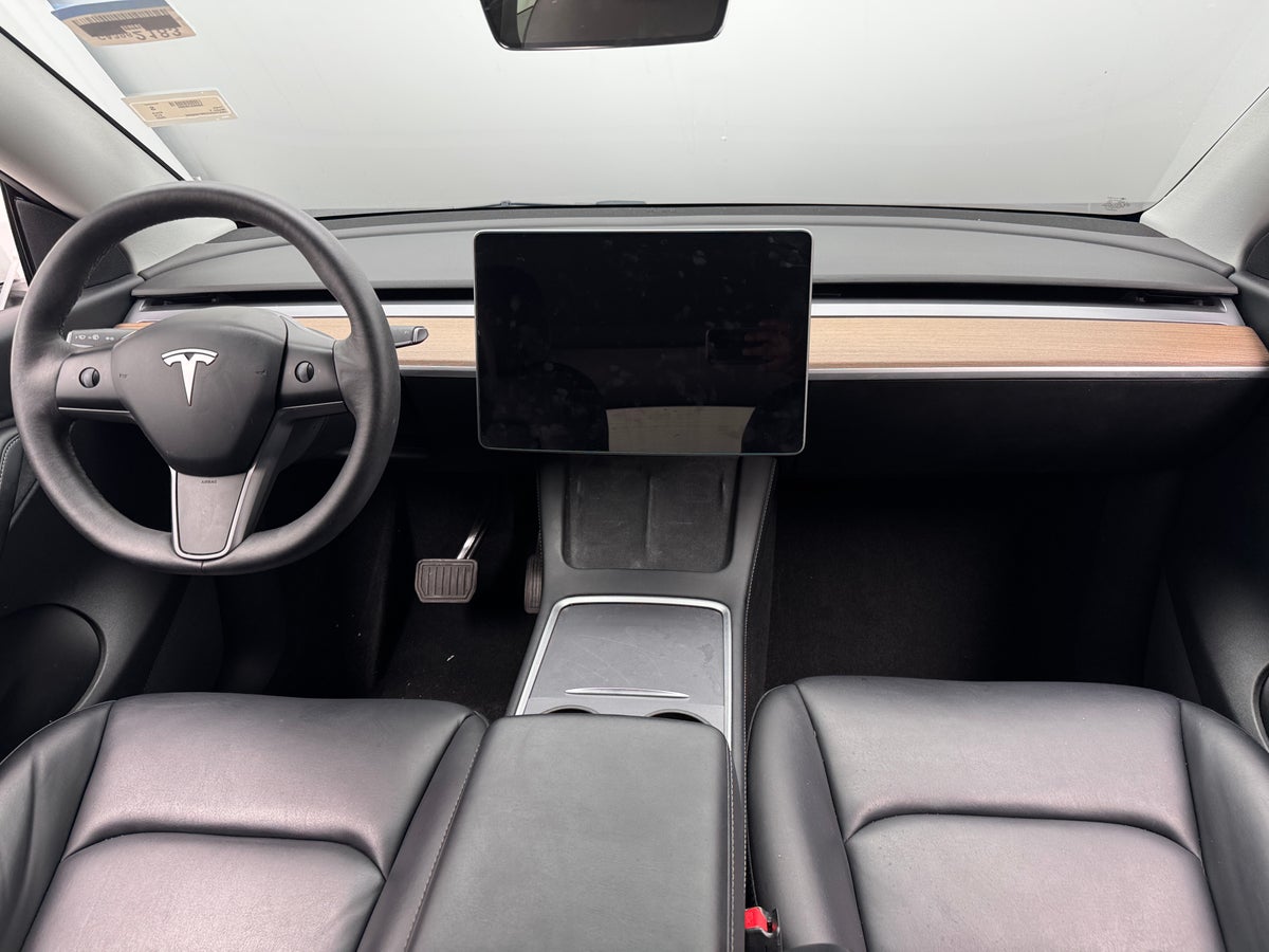 2022 Tesla Model Y Long Range All-Wheel Drive in Pearl White — photo 2