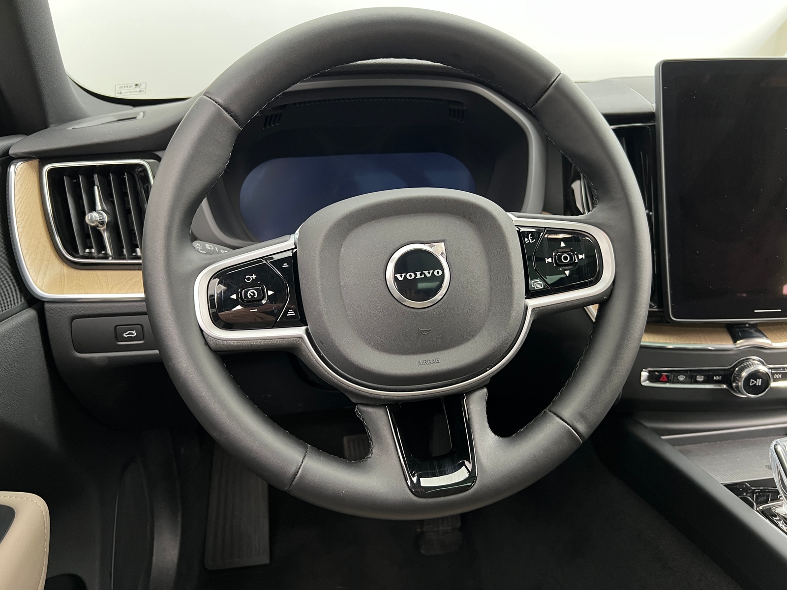 Thumbnail: 2026 Volvo XC60 - 4