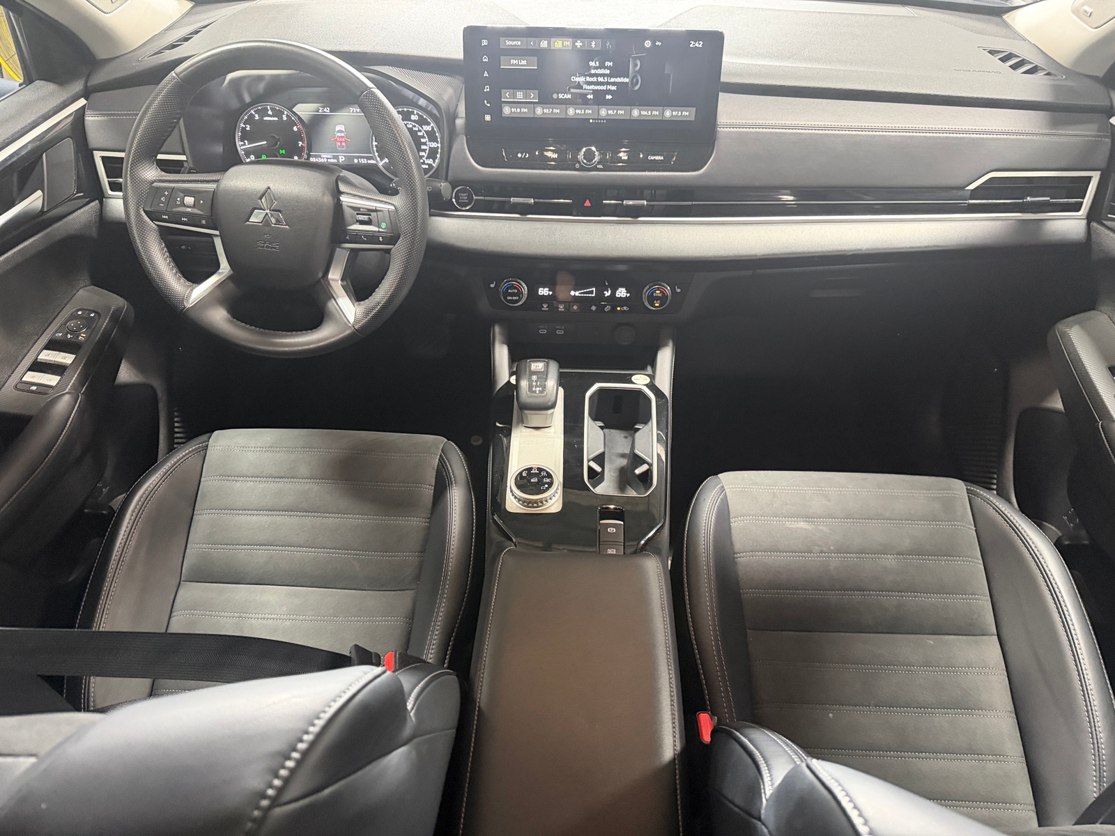 Thumbnail: 2025 Mitsubishi Outlander - 3