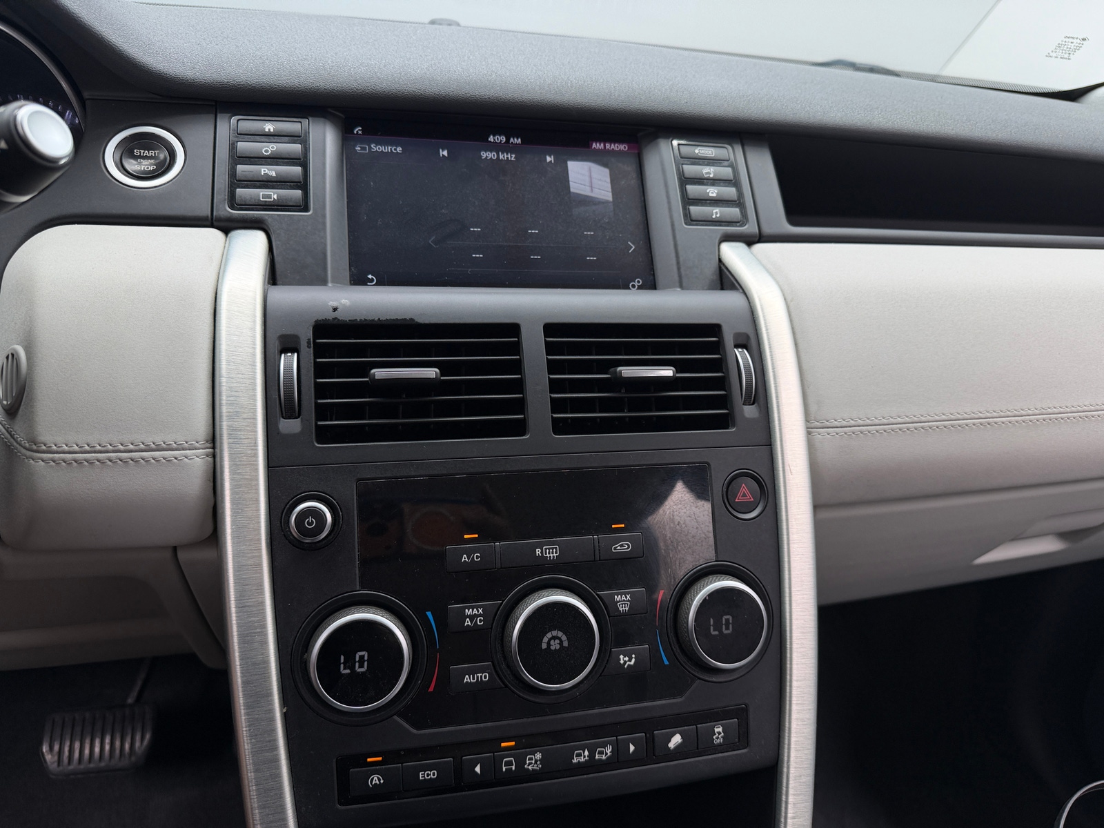 Thumbnail: 2015 Land Rover Discovery Sport - 4