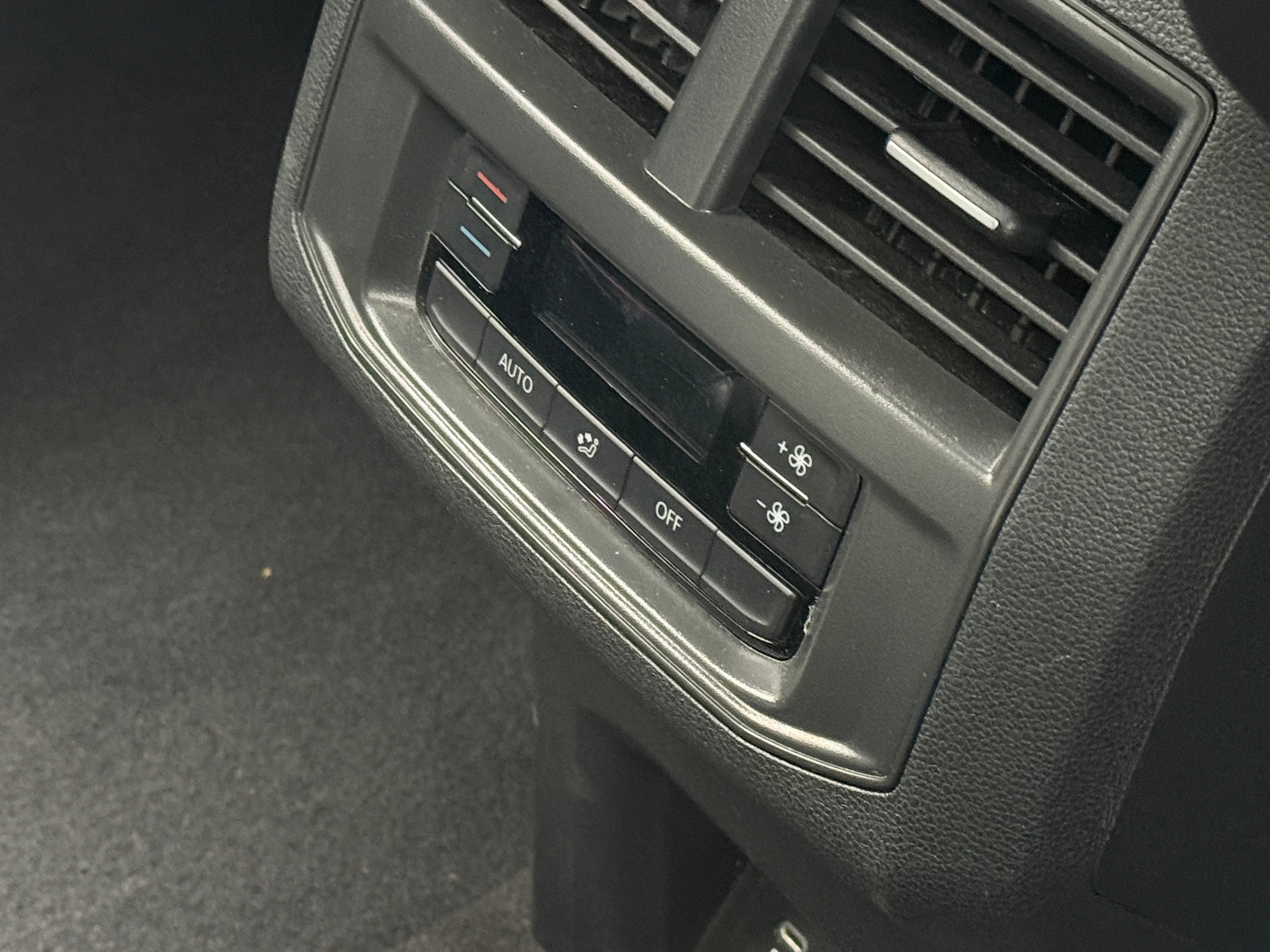 2023 Volkswagen Atlas SE w/Tech - Photo 8