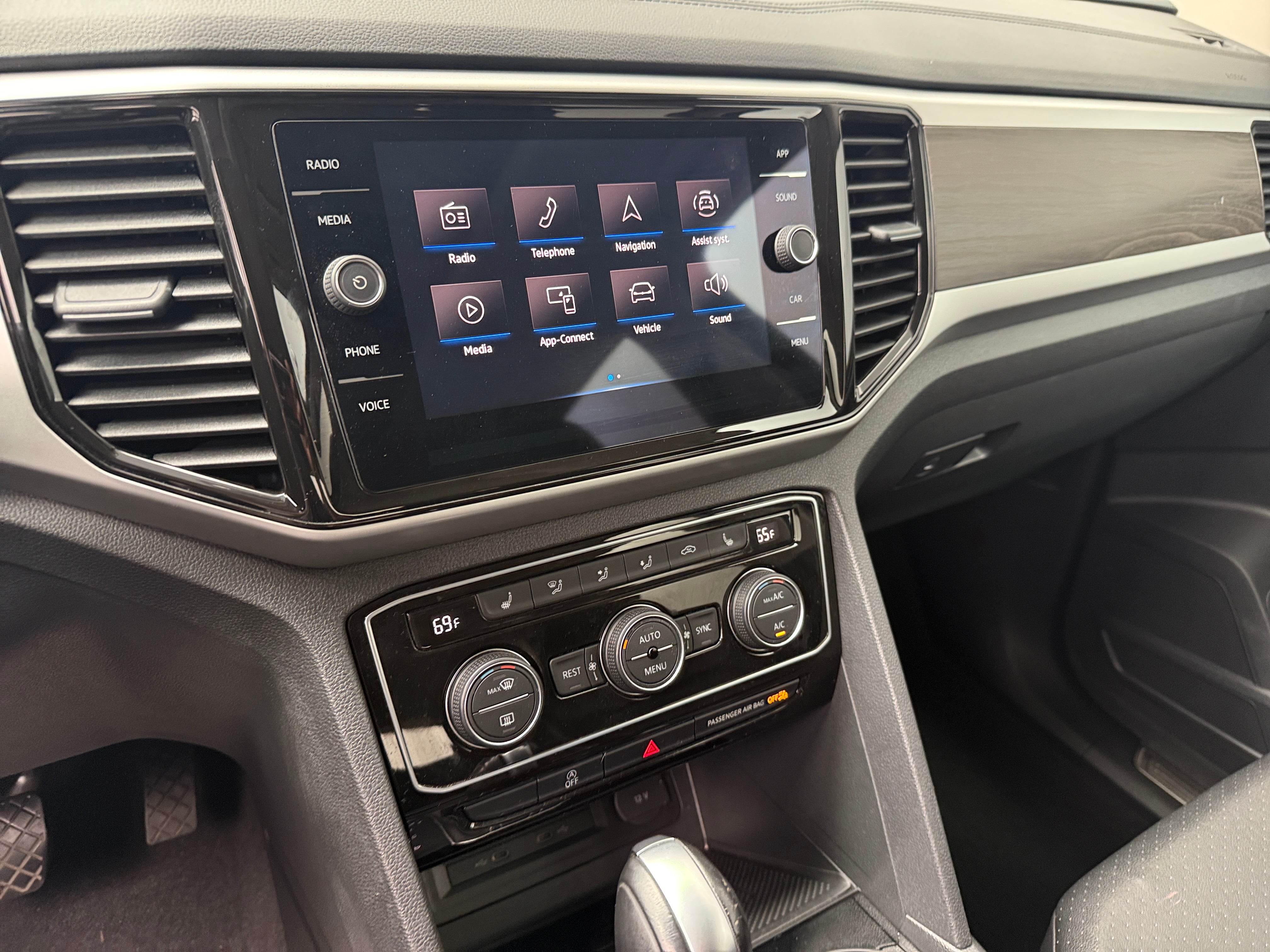 2023 Volkswagen Atlas SE w/Tech - Photo 11