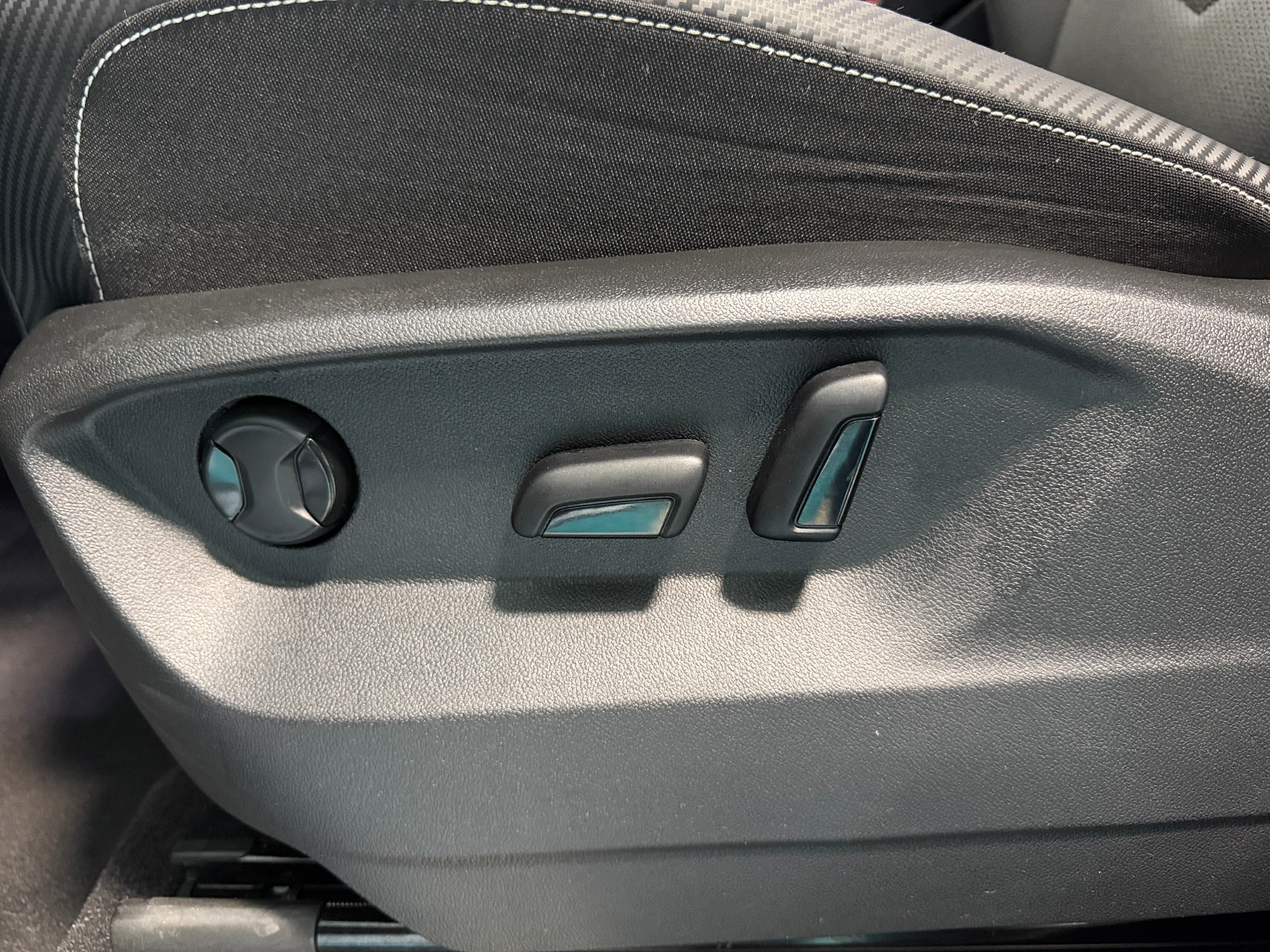 2025 Volkswagen Atlas Cross Sport SE w/Tech - Photo 12
