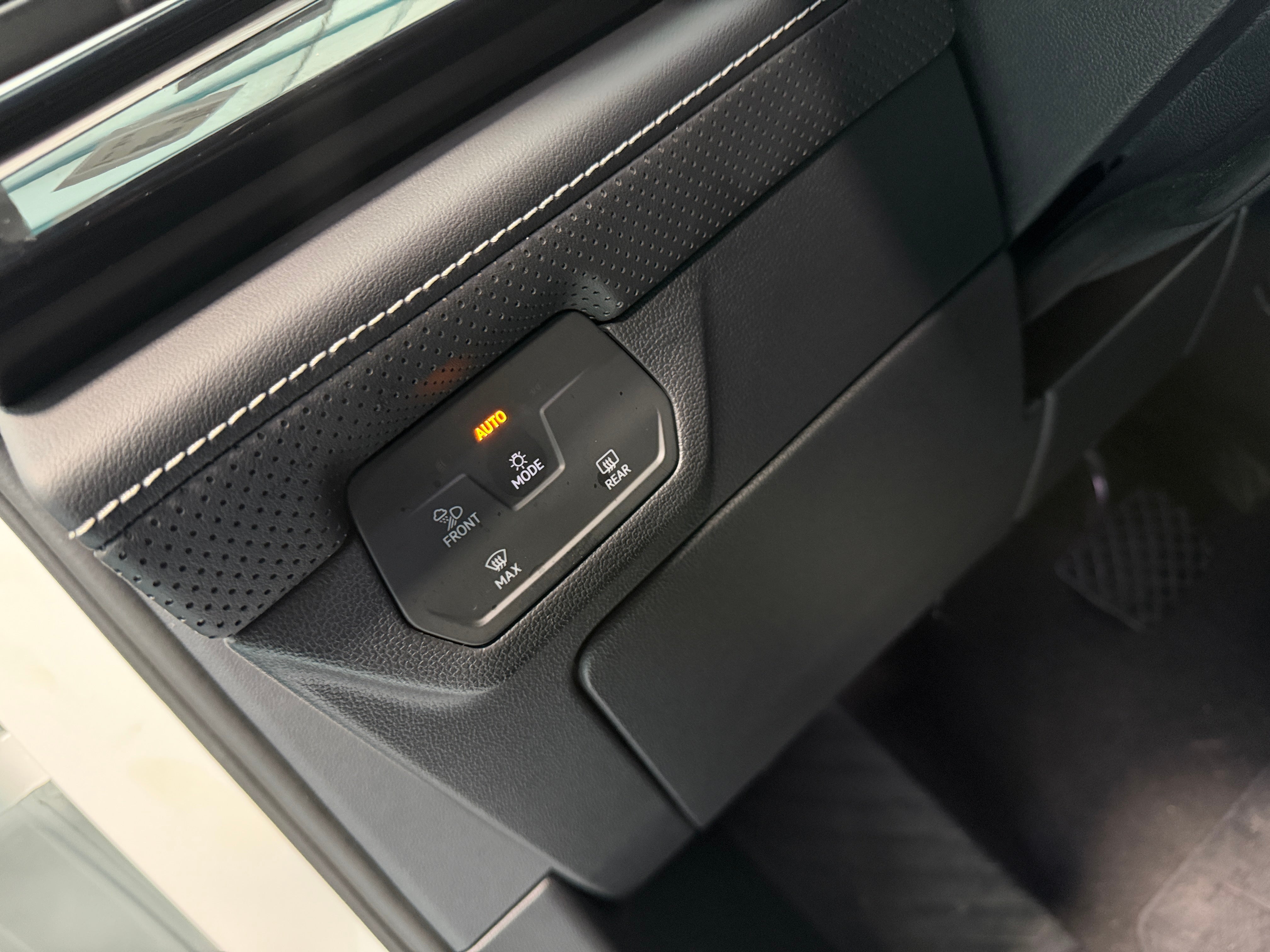 2025 Volkswagen Atlas Cross Sport SE w/Tech - Photo 5